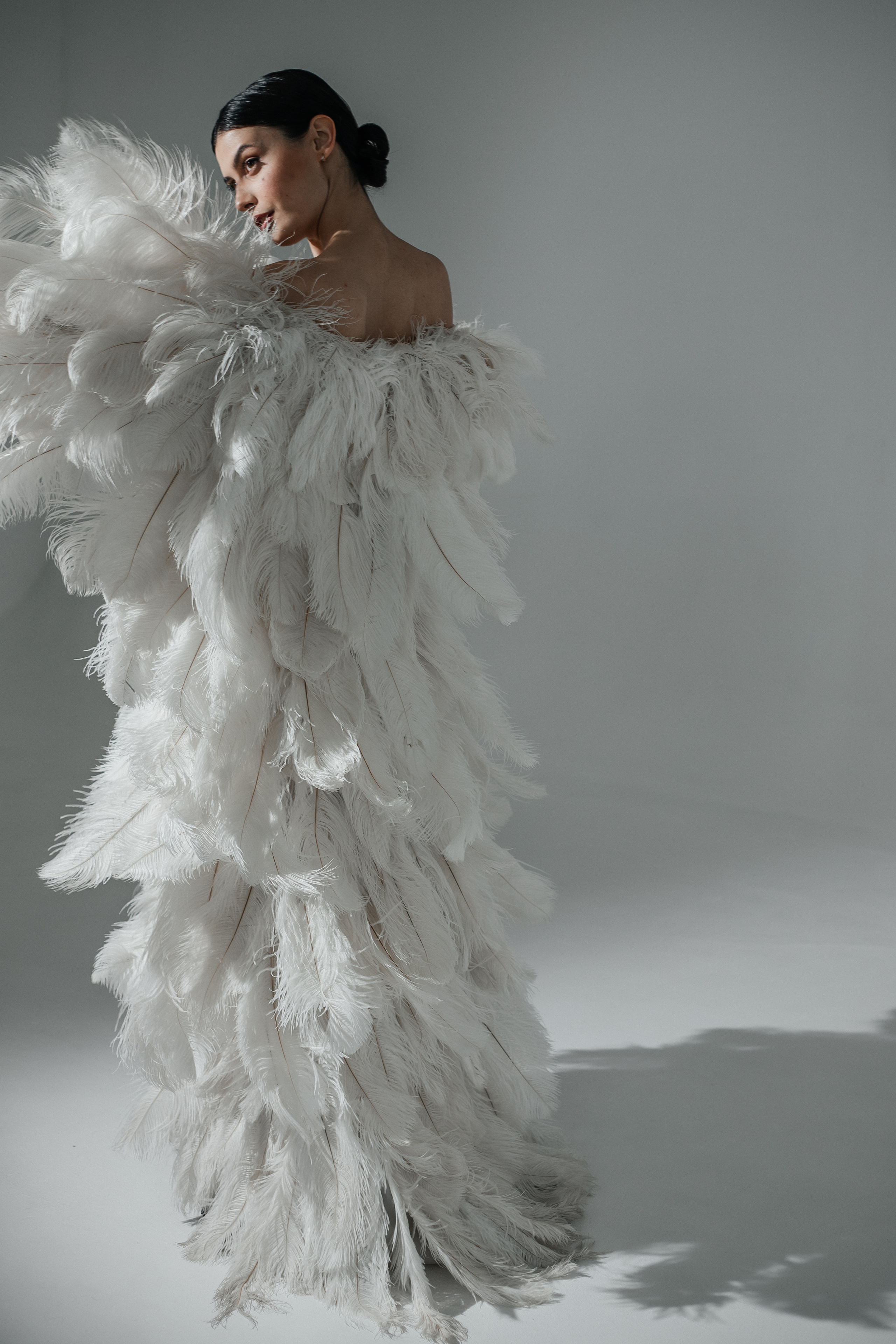 Фотосессия в перьях на белой циклораме в студии