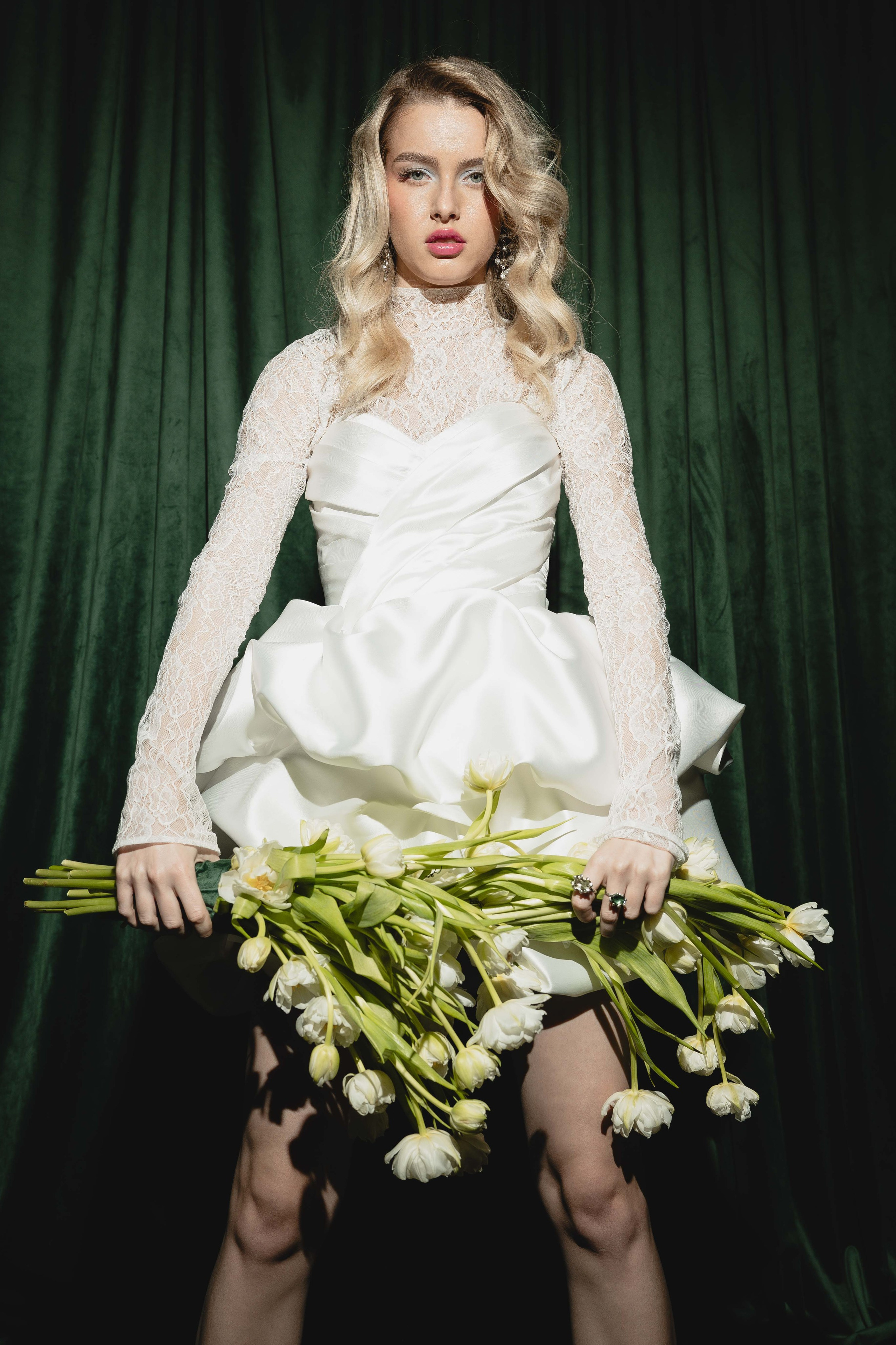 Счастливая пара позирует на свадебной фотосессии на фоне зеленой ткани в театре ,фэшн съемка ,топ 100 — свадебный фотограф Алена Межевова