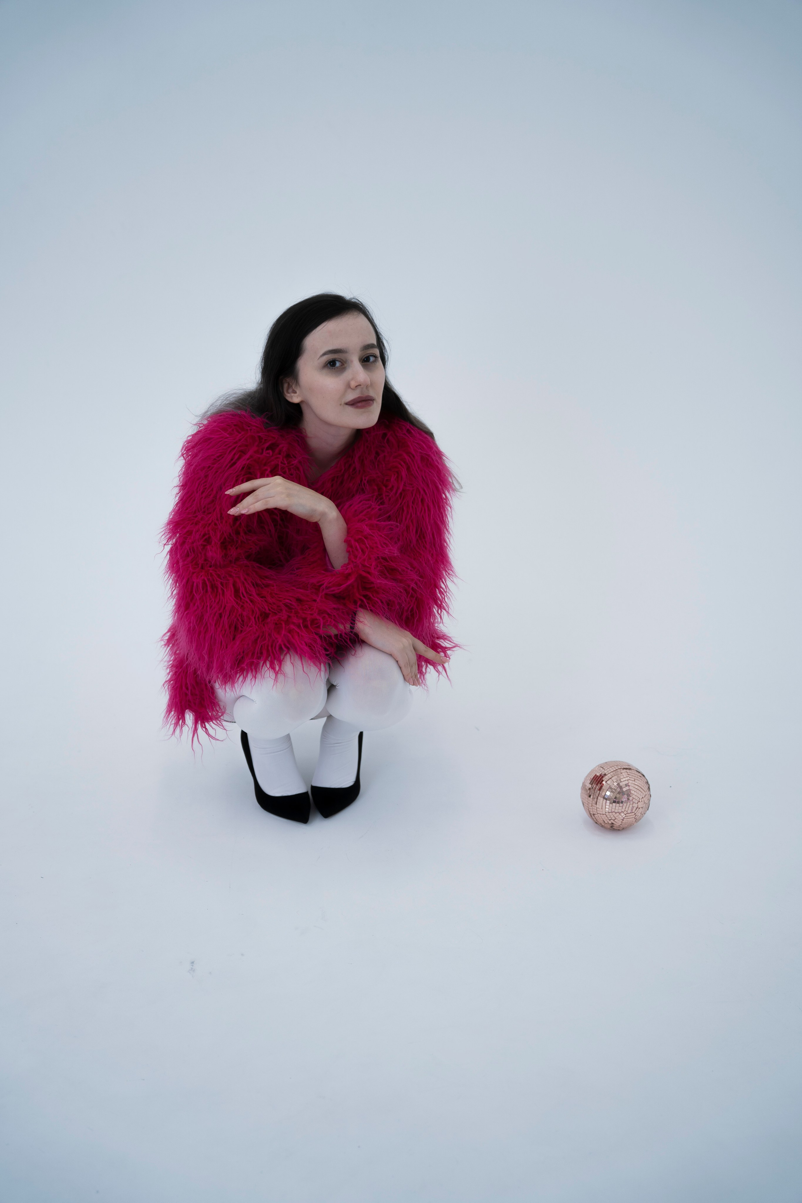 ДЕВОЧКА НА ШАРЕ. Главная