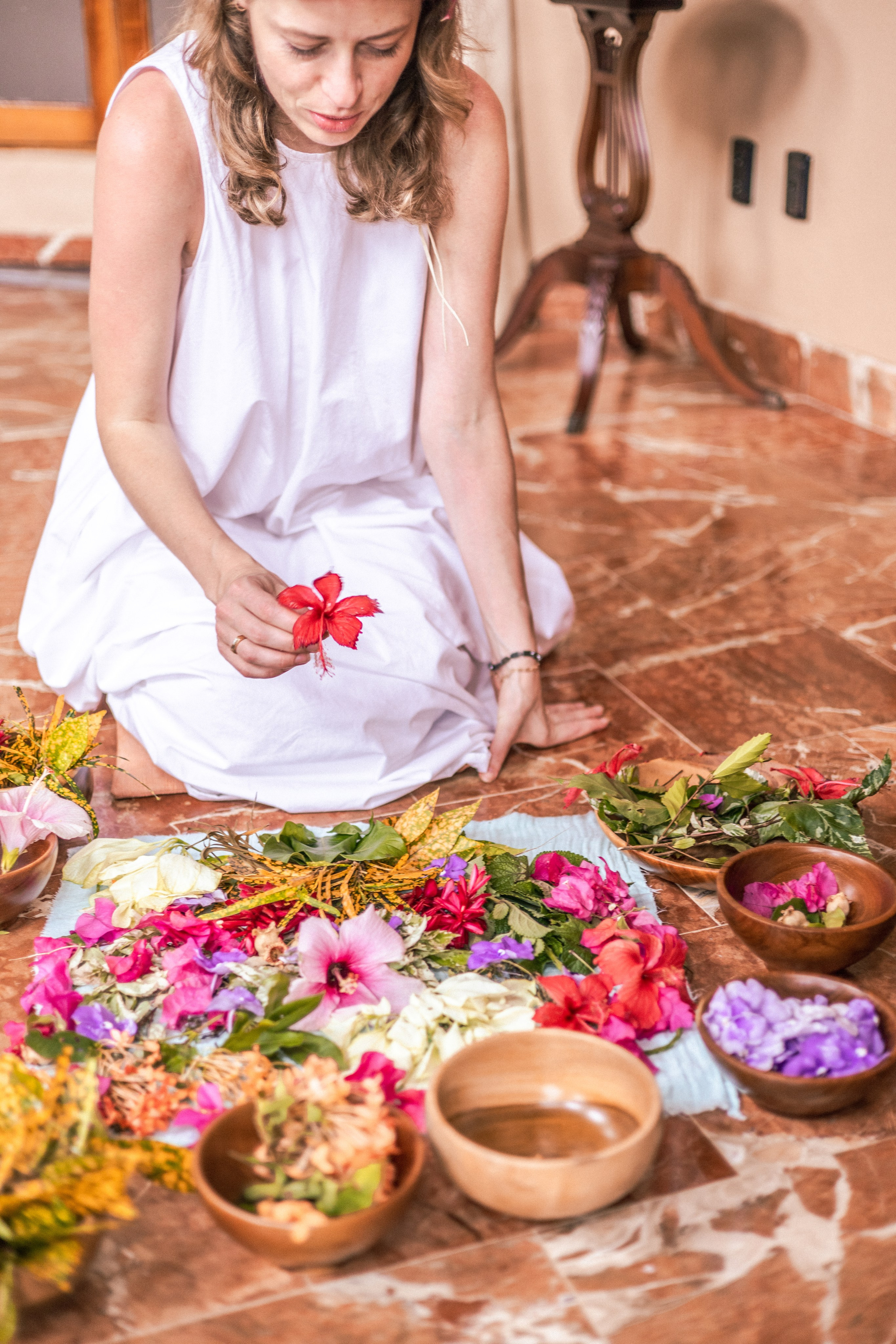 Swaddling practice by Nana. Family, portrait, content photo in Costa Rica Evgeniya Besprozvannykh
