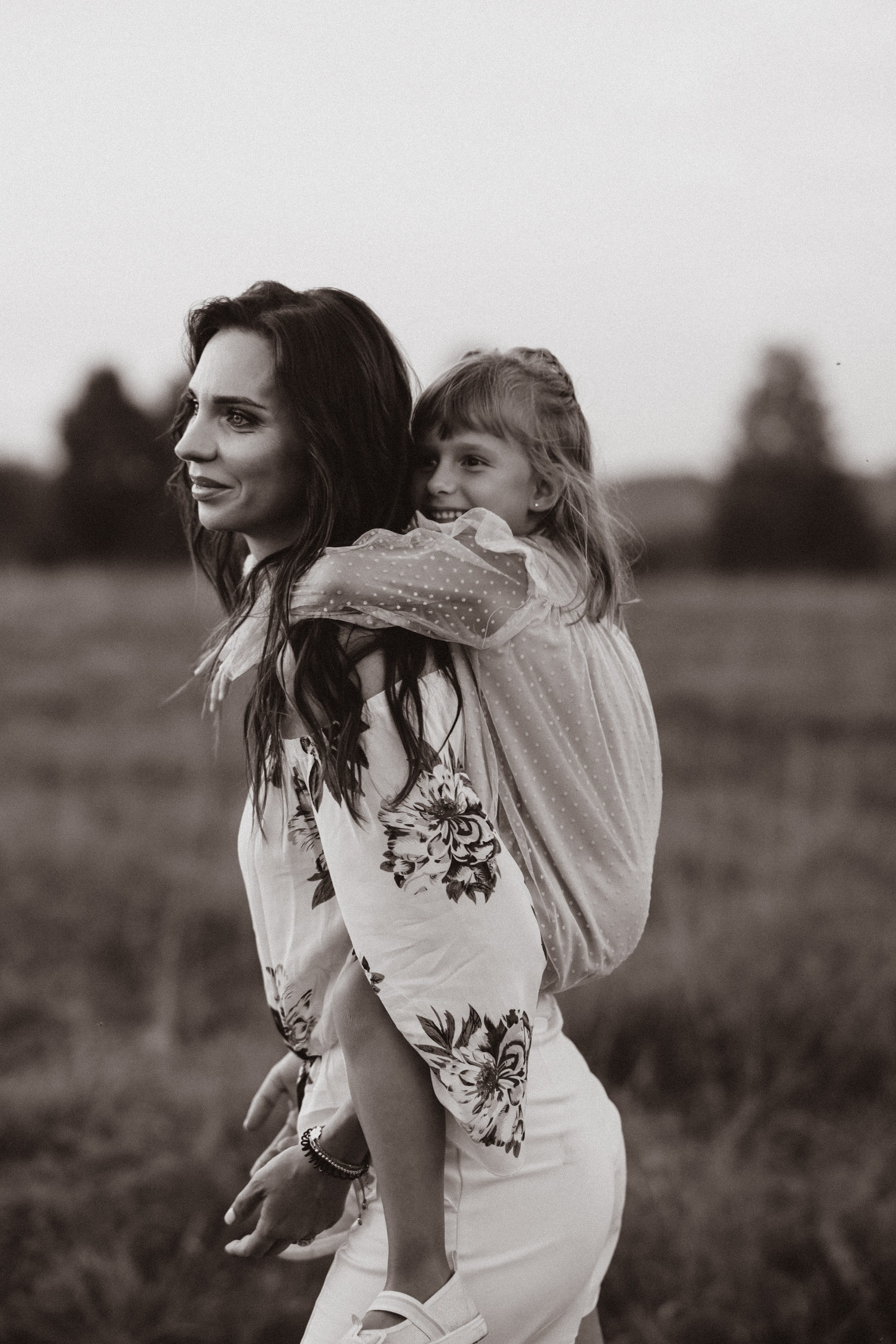 Мама с дочкой. Фотосессия на природе