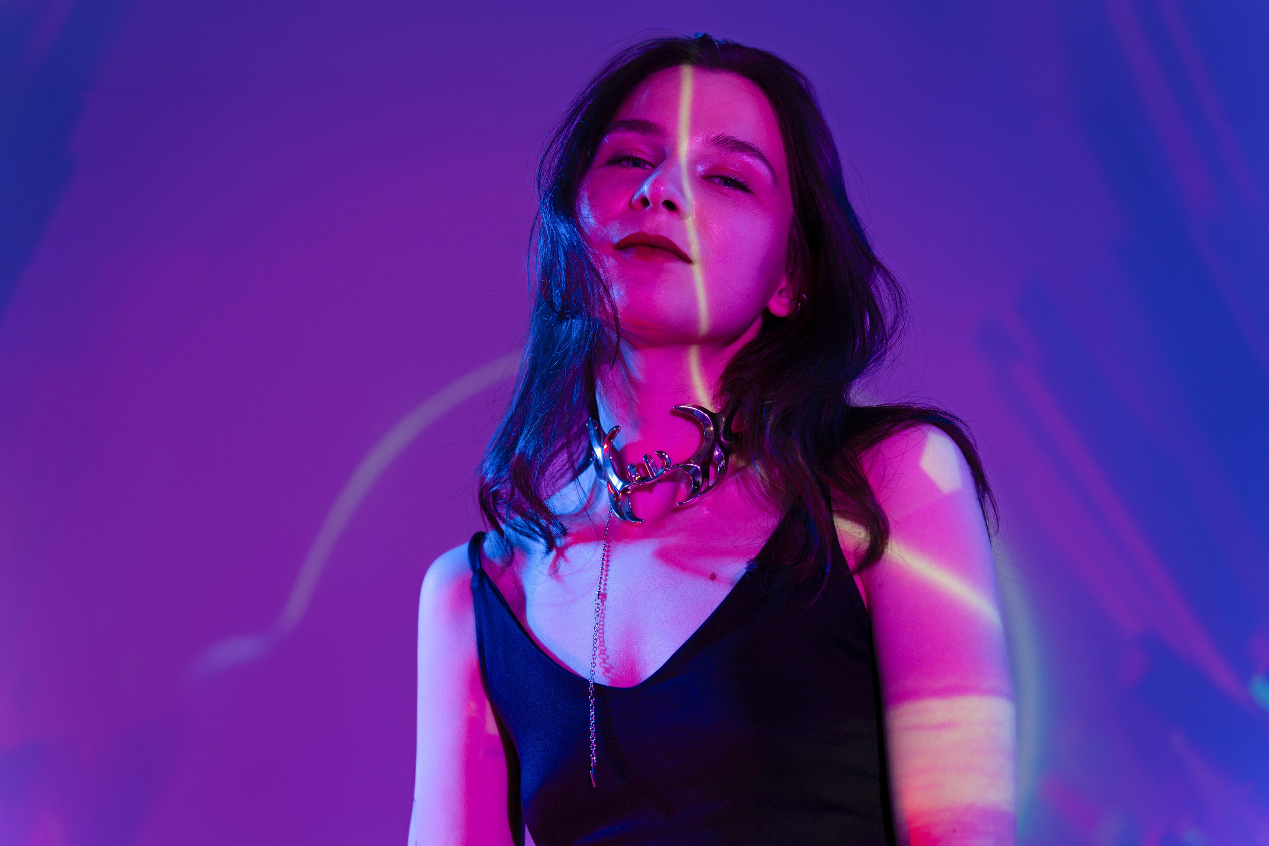 Портретное арт фото девушки с цветным светом в стиле киберпанк в фотостудии Молоко