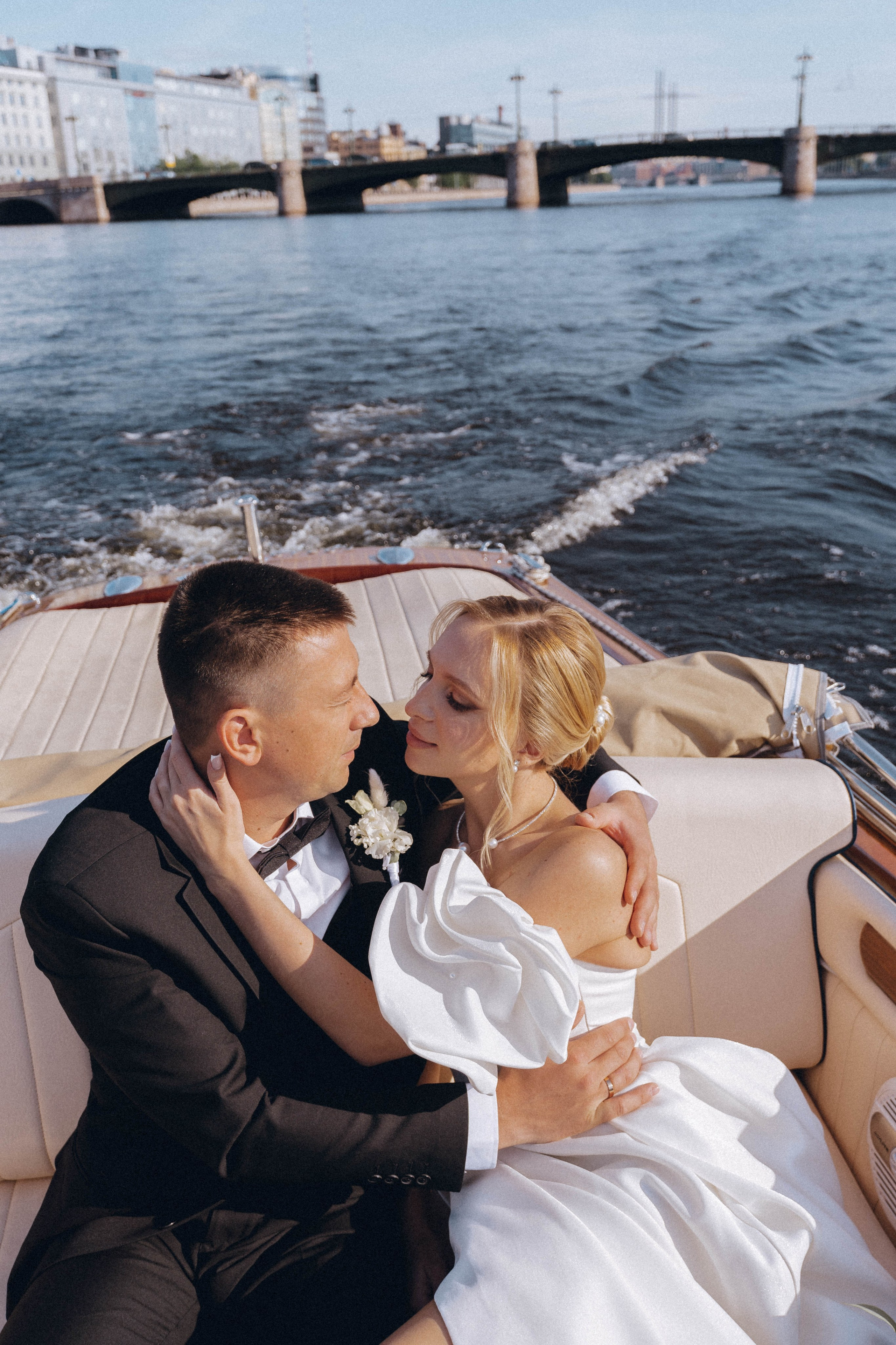 СВАДЕНБНАЯ СЬЕМКА НА КАТЕРЕ ПО КАНАЛАМ САНКТ-ПЕТЕРБУРГА И В АКВАТОРИИ НЕВЫ. Профессиональный фотограф, Санкт-Петербург — Виктория Богомолова