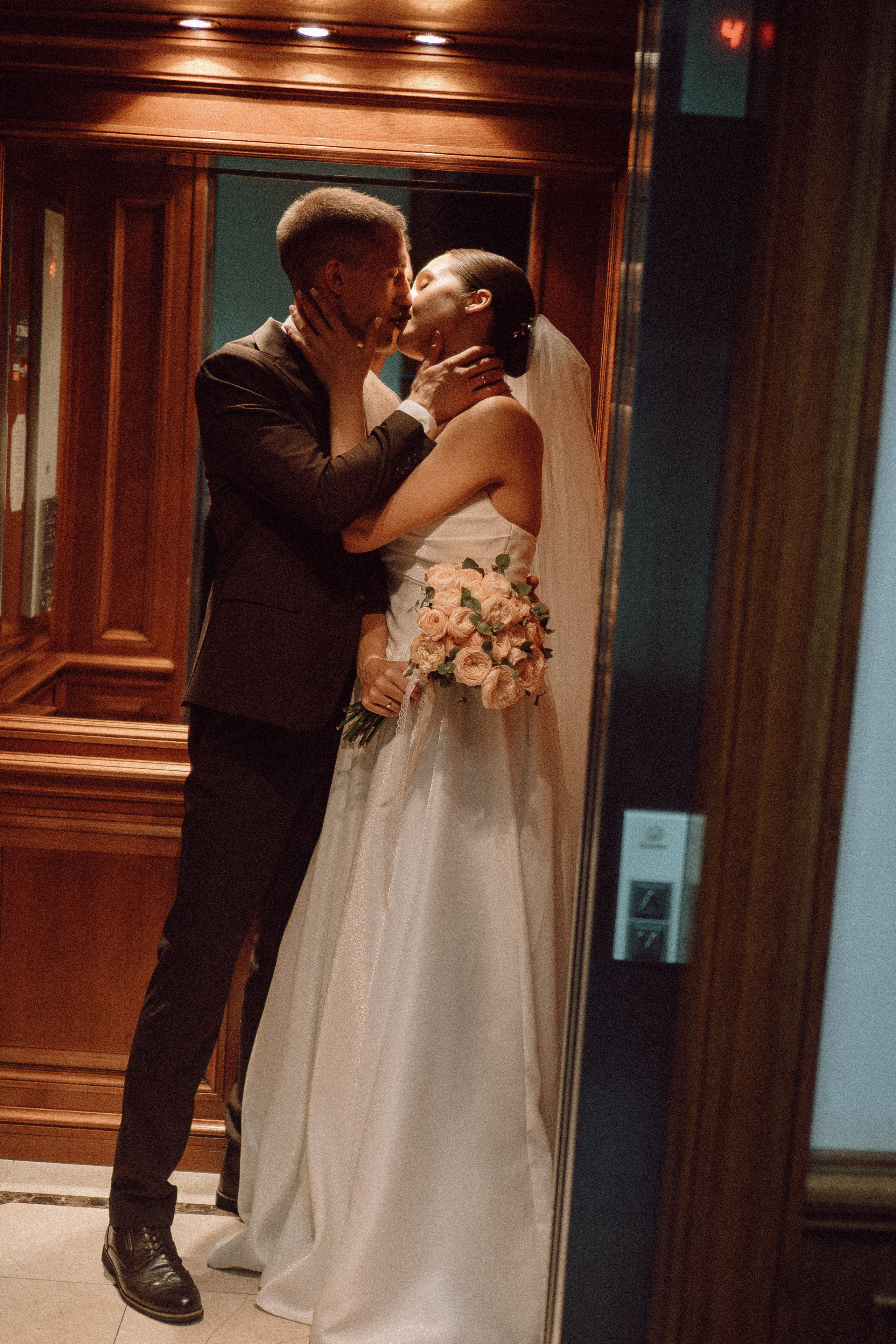 СВАДЕБНАЯ ПРОГУЛКА В САНТК-ПЕТЕРБУРГЕ (ИСАКИЕВСКИЙ СОБОР, ЗИМНЯЯ КАНАВКА, ЭРМИТАЖ И БОЛЬШАЯ МОРСКАЯ УЛИЦА). Профессиональный фотограф, Санкт-Петербург — Виктория Богомолова