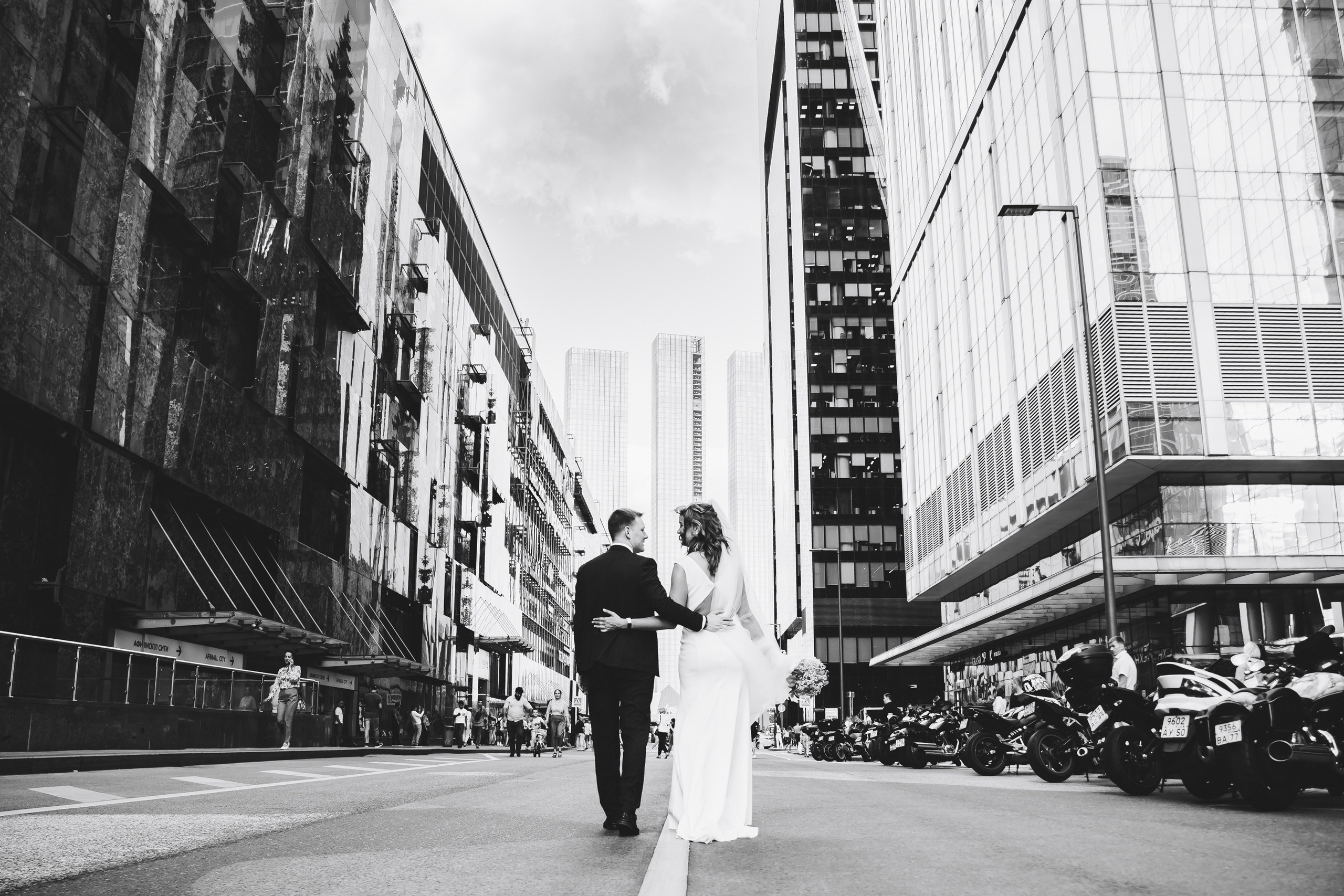 Свадебная фотосессия на крыше Москва-сити. Свадебный и репортажный фотограф Москва