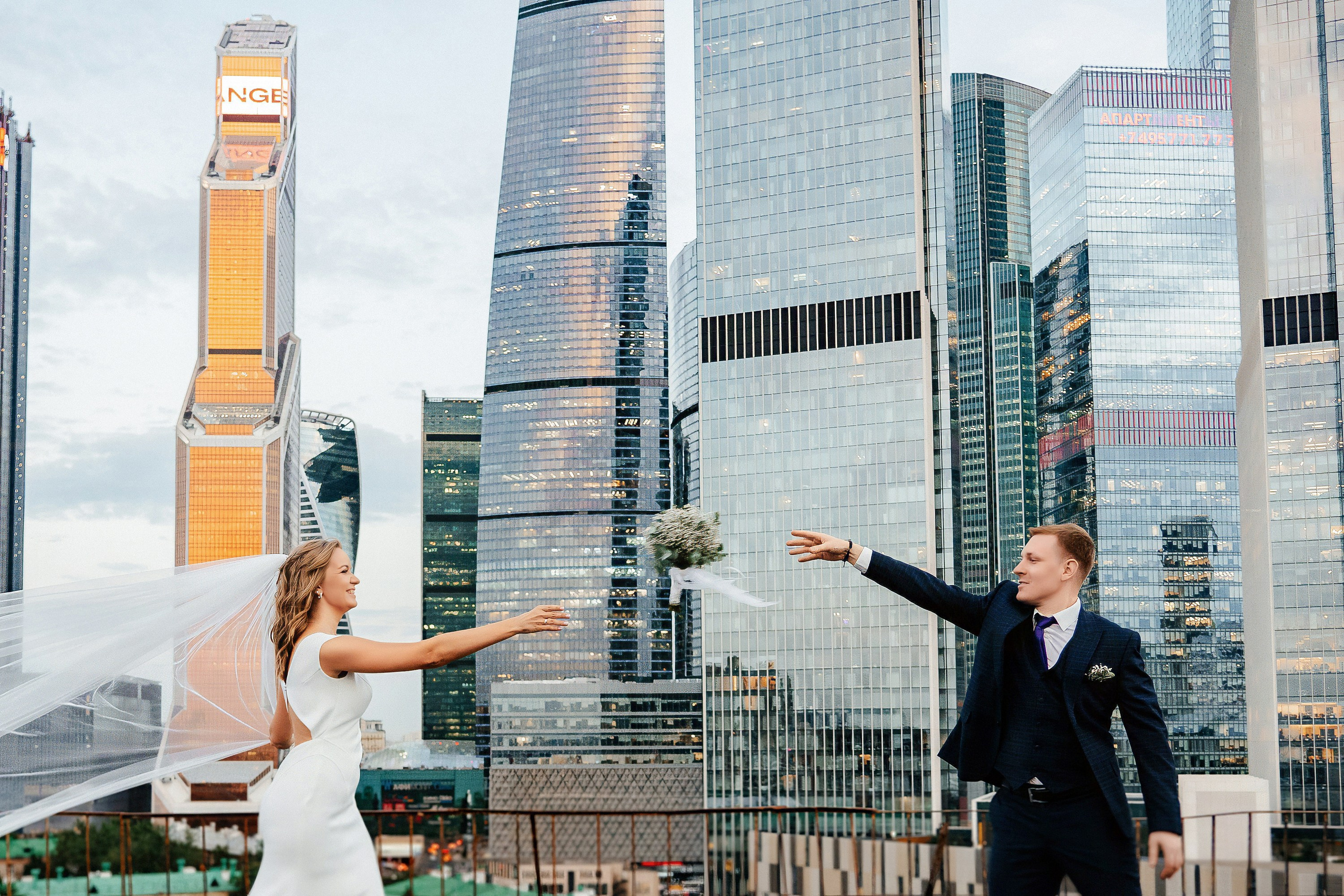 Свадебная фотосессия на крыше Москва-сити. Свадебный и репортажный фотограф Москва