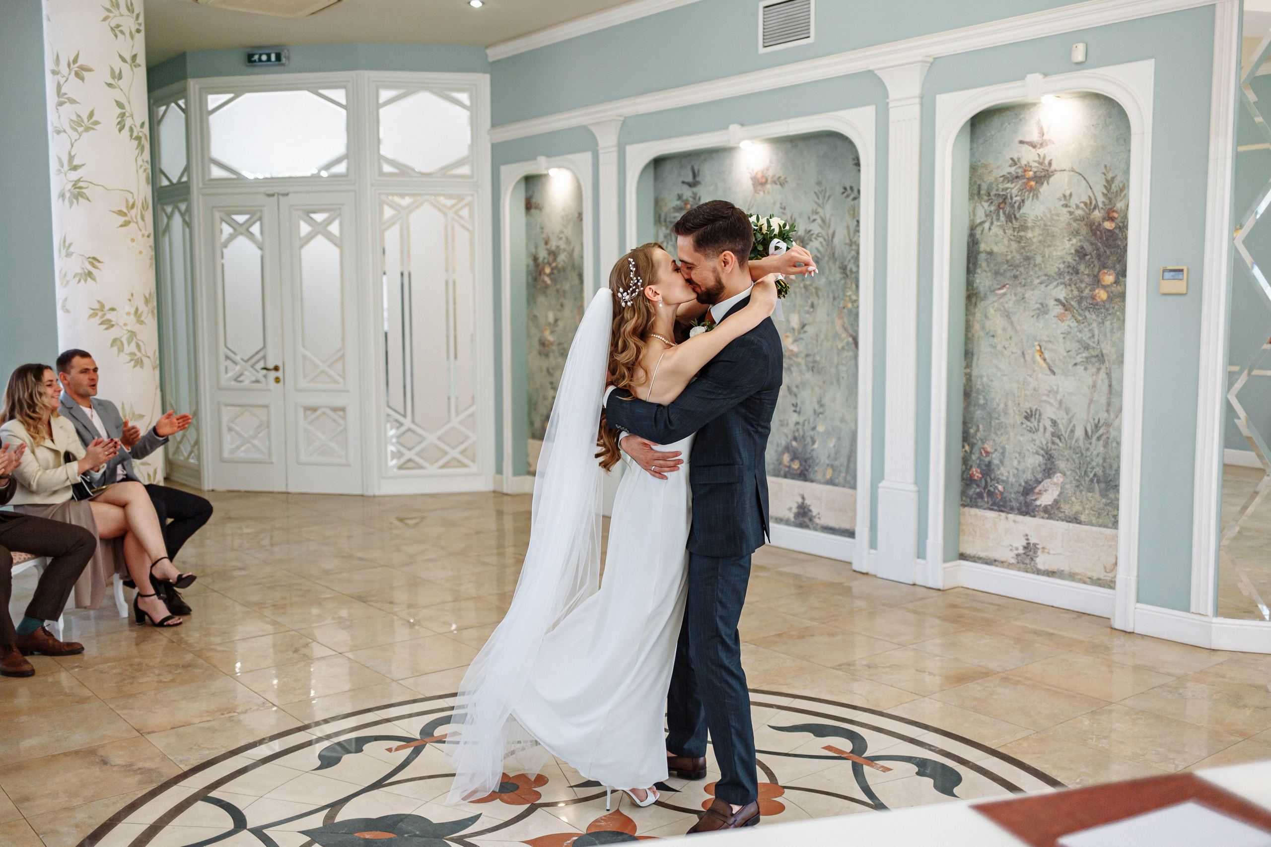 Свадебная фотосессия с кабриолетом и в загородном клубе Artiland. Свадебный фотограф Москва и МО Сергей Киржаев