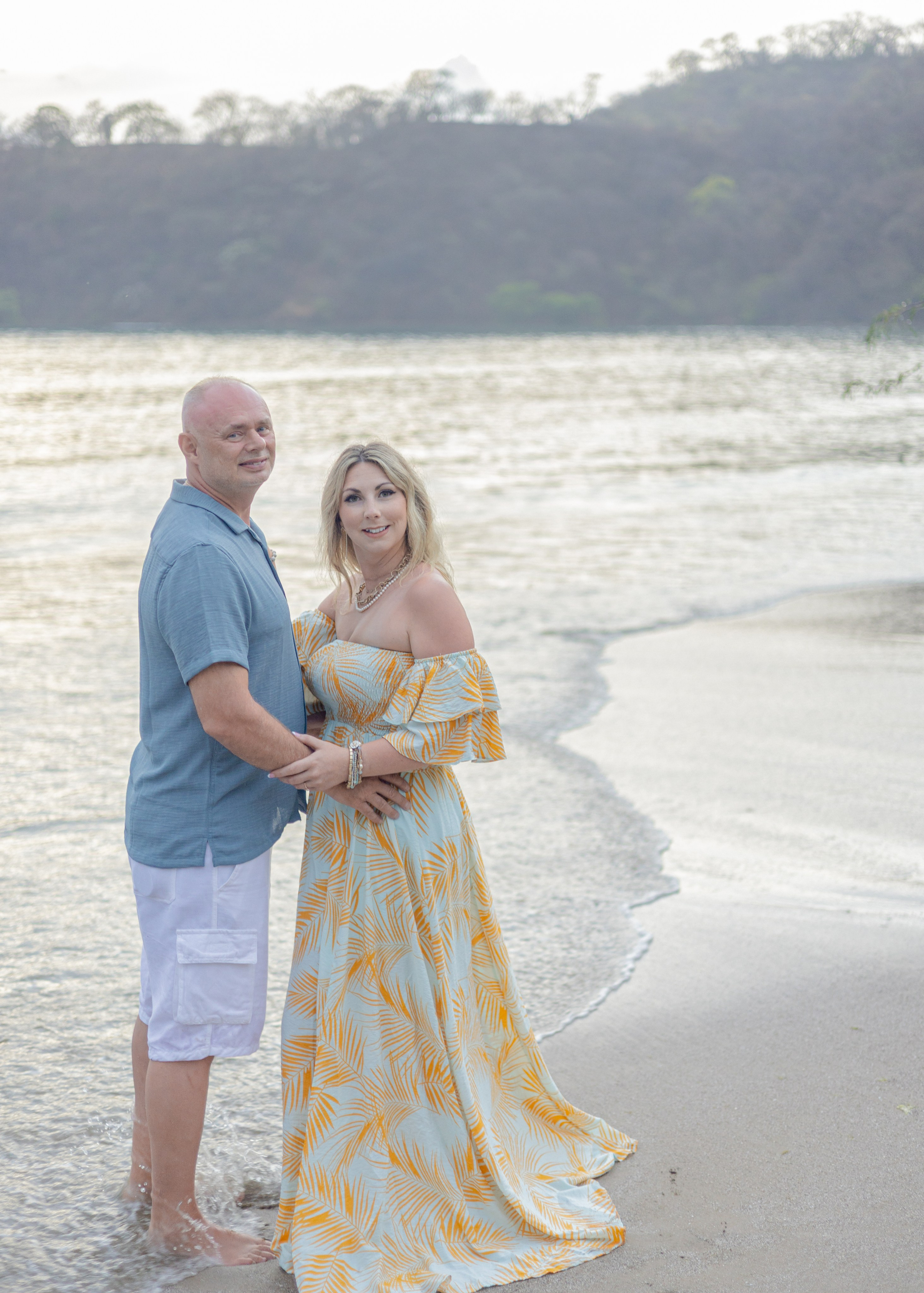 Ocean lovely moments. Family, portrait, content photo in Costa Rica Evgeniya Besprozvannykh