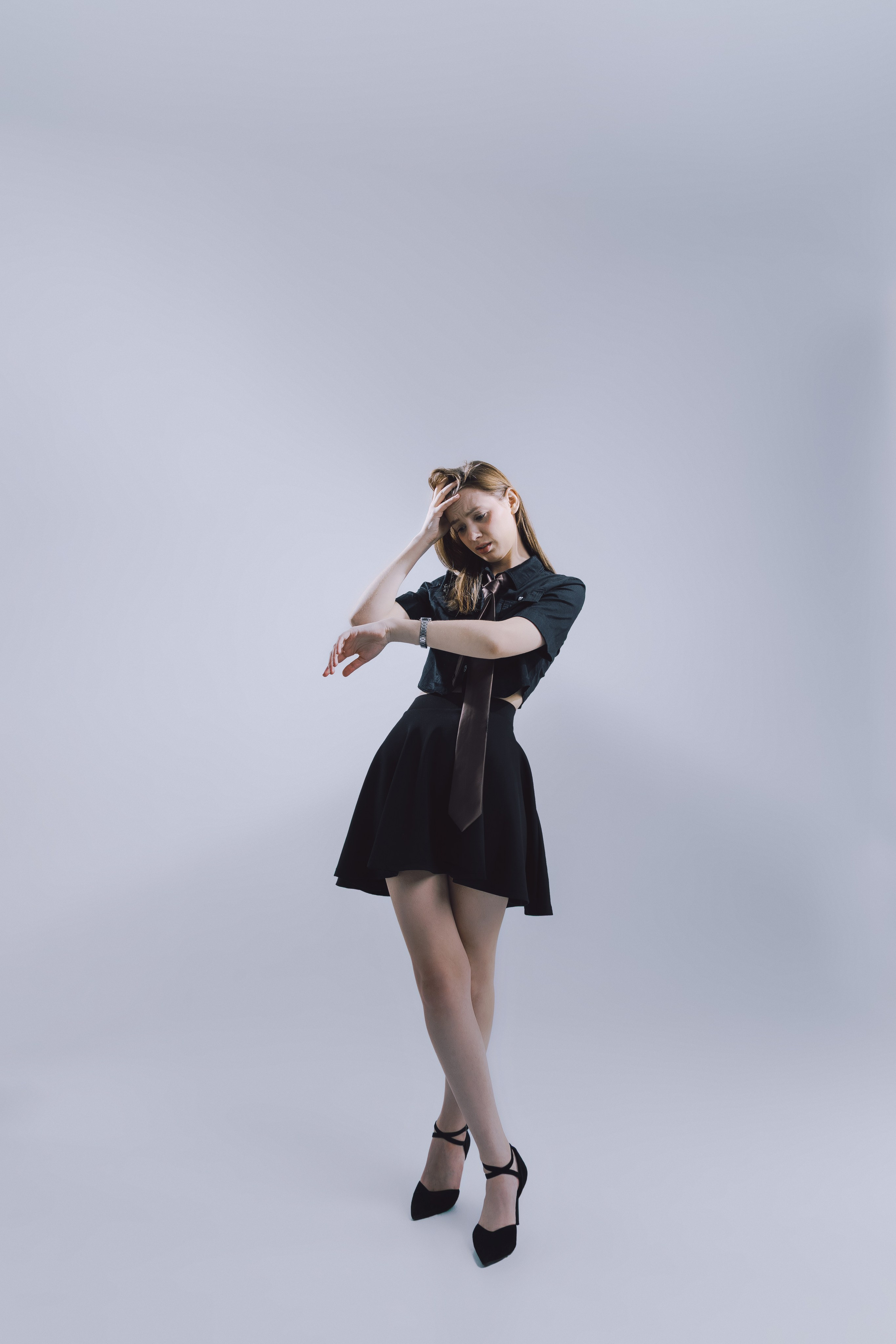 Хромированные элементы кресла добавляют современности студийной фотосессии.