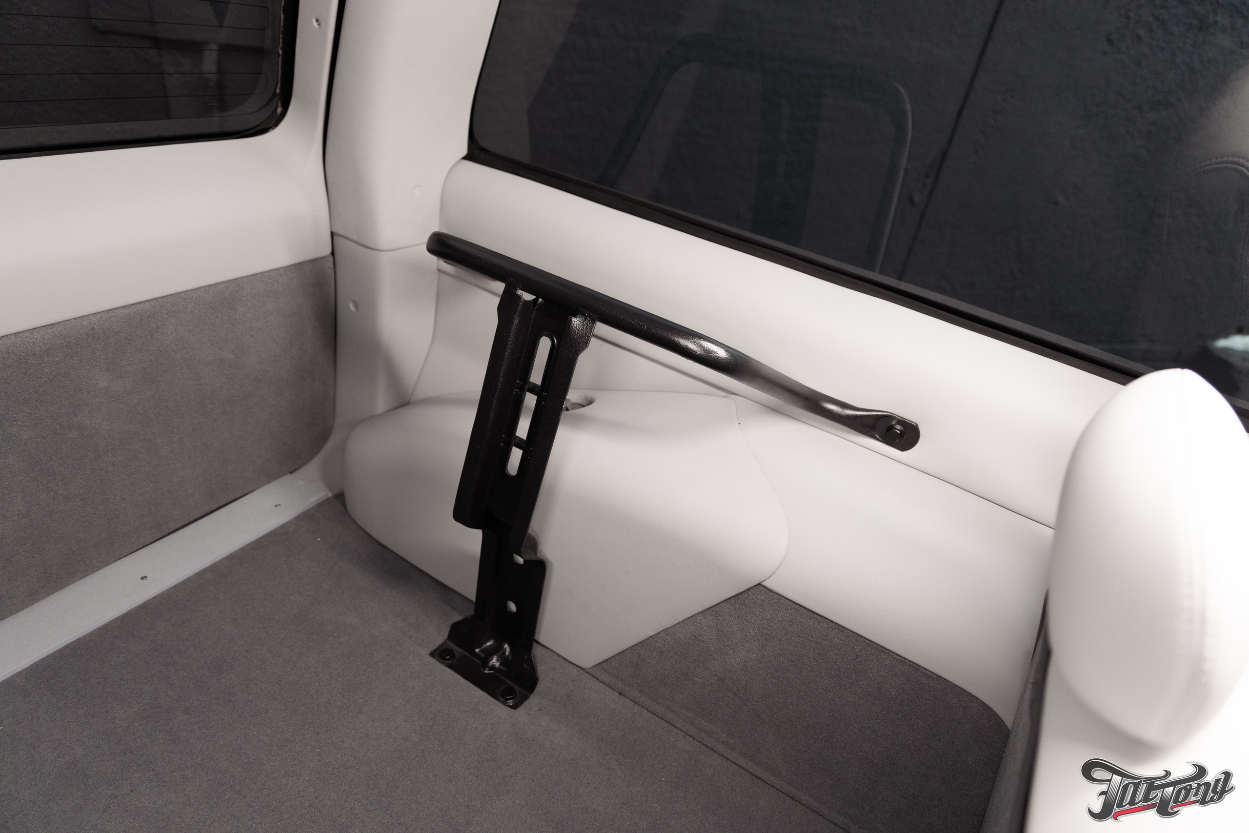 Chevrolet Tahoe I ремонт по кузову и окрас, пошив салона. DeLorein