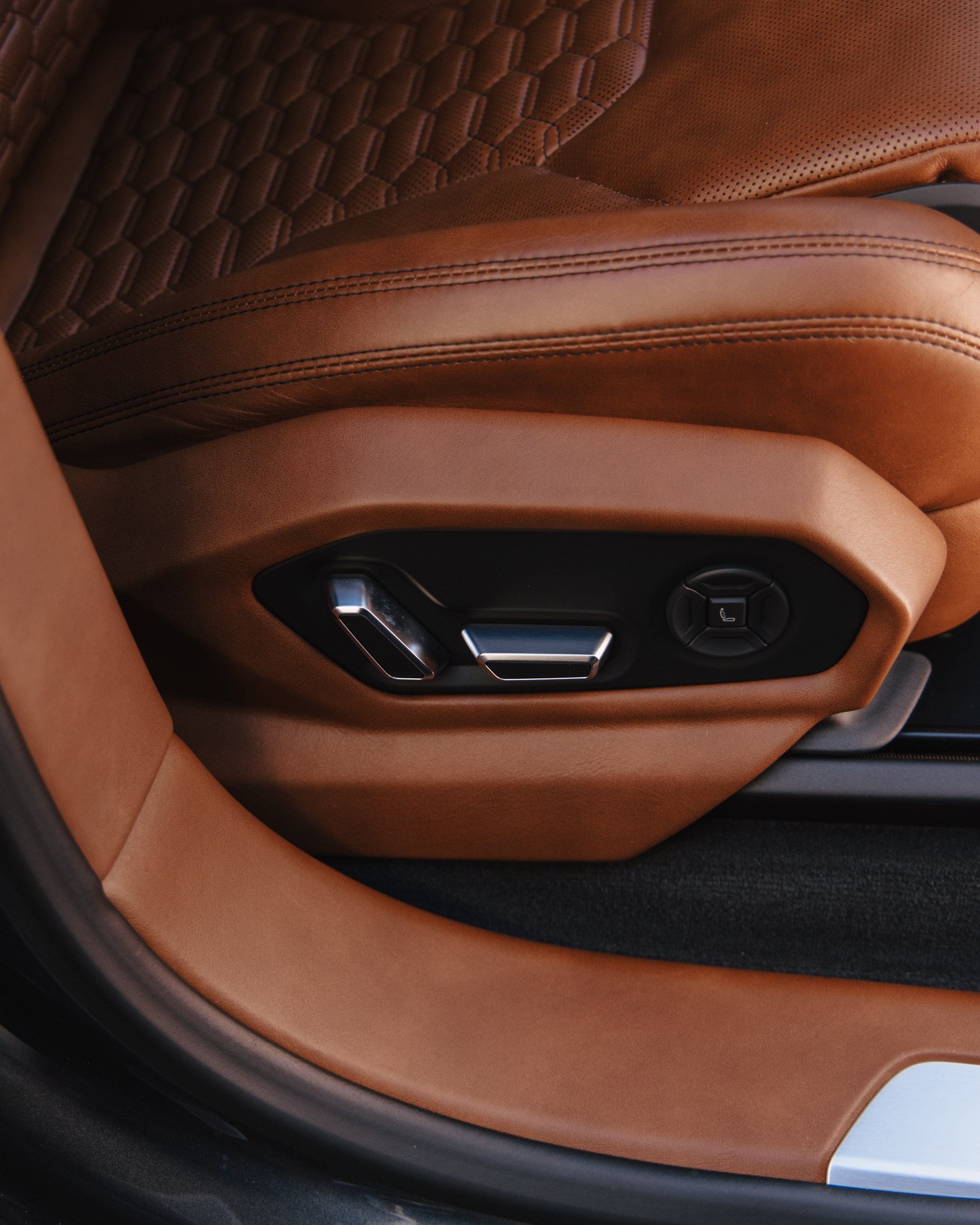 Lamborghini Urus перешив поврежденных элементов салона, окрас капота и деталей. DeLorein