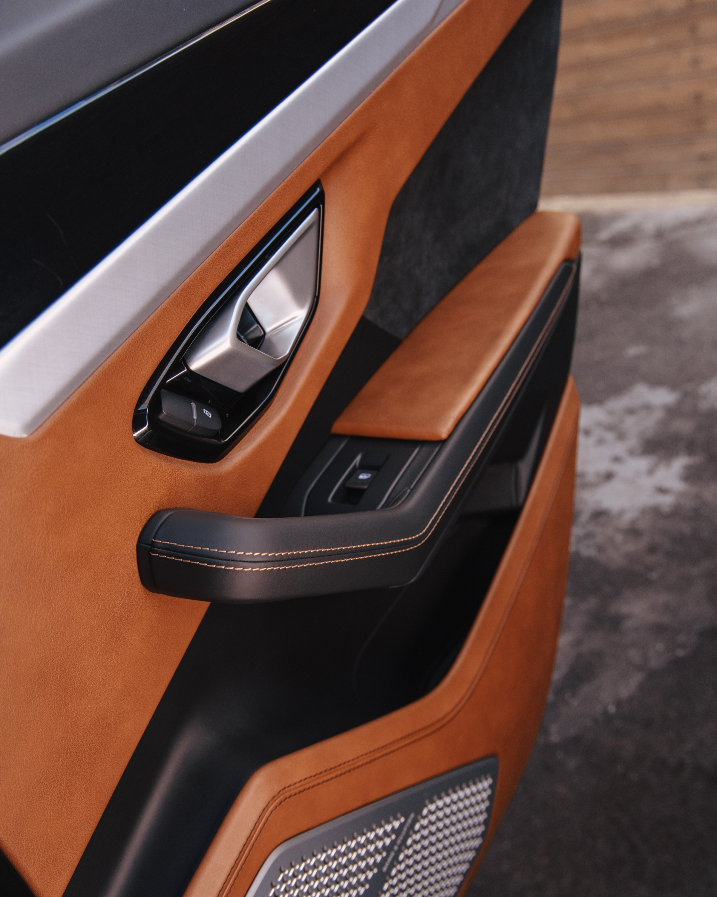 Lamborghini Urus перешив поврежденных элементов салона, окрас капота и деталей. DeLorein