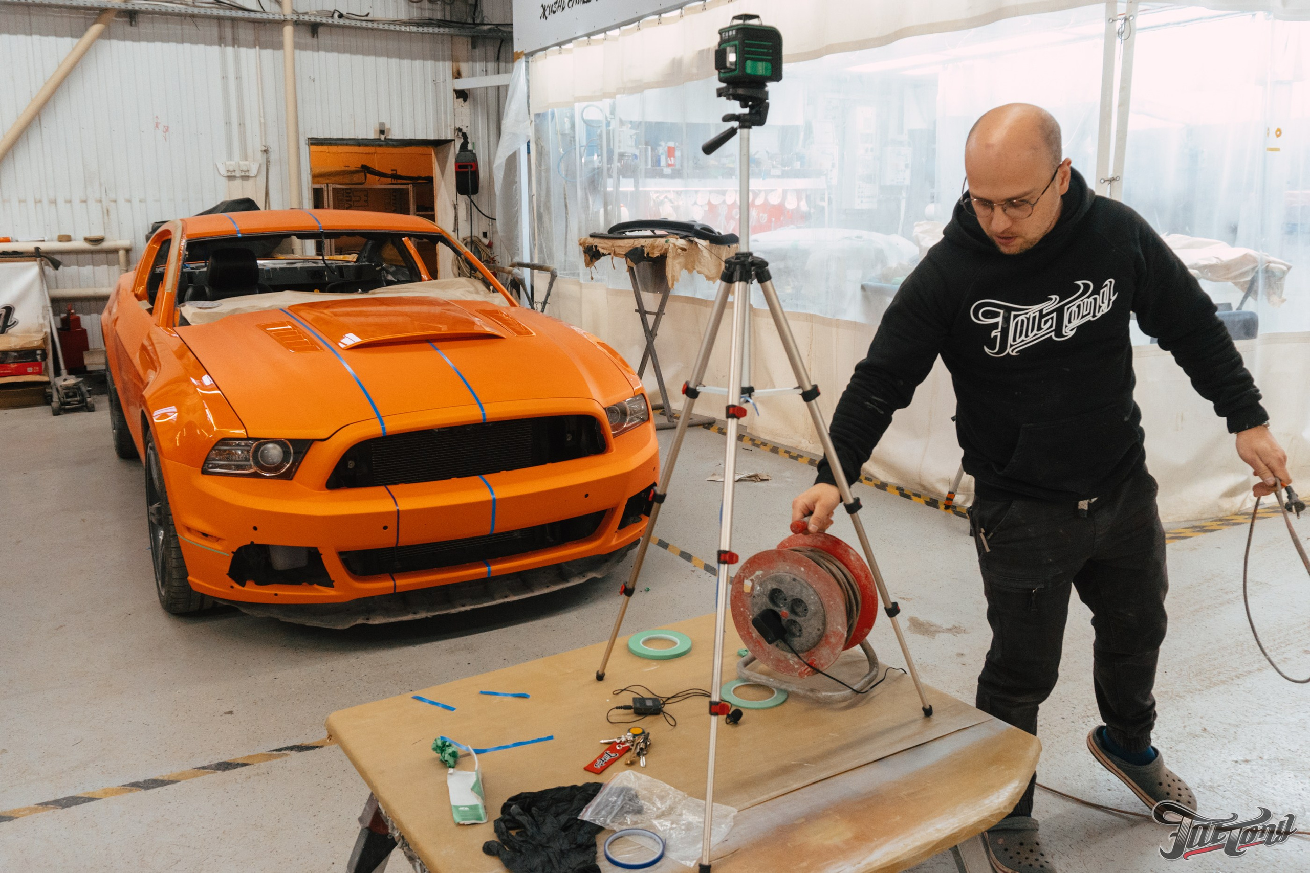 Ford Mustang Roush оранжевый окрас кузова и выкрас полос. DeLorein