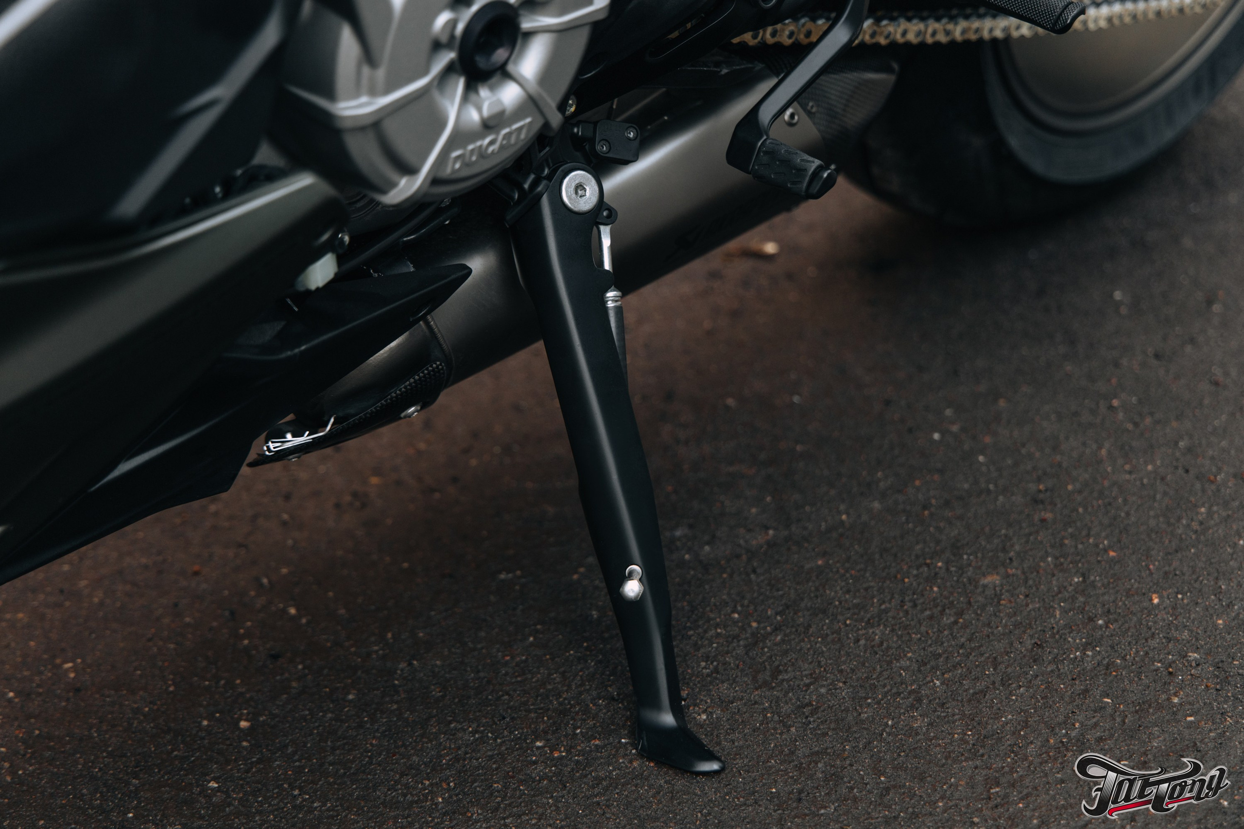 Ducati Streetfighter V2 окрас деталей в красный кэнди и черный мат. DeLorein