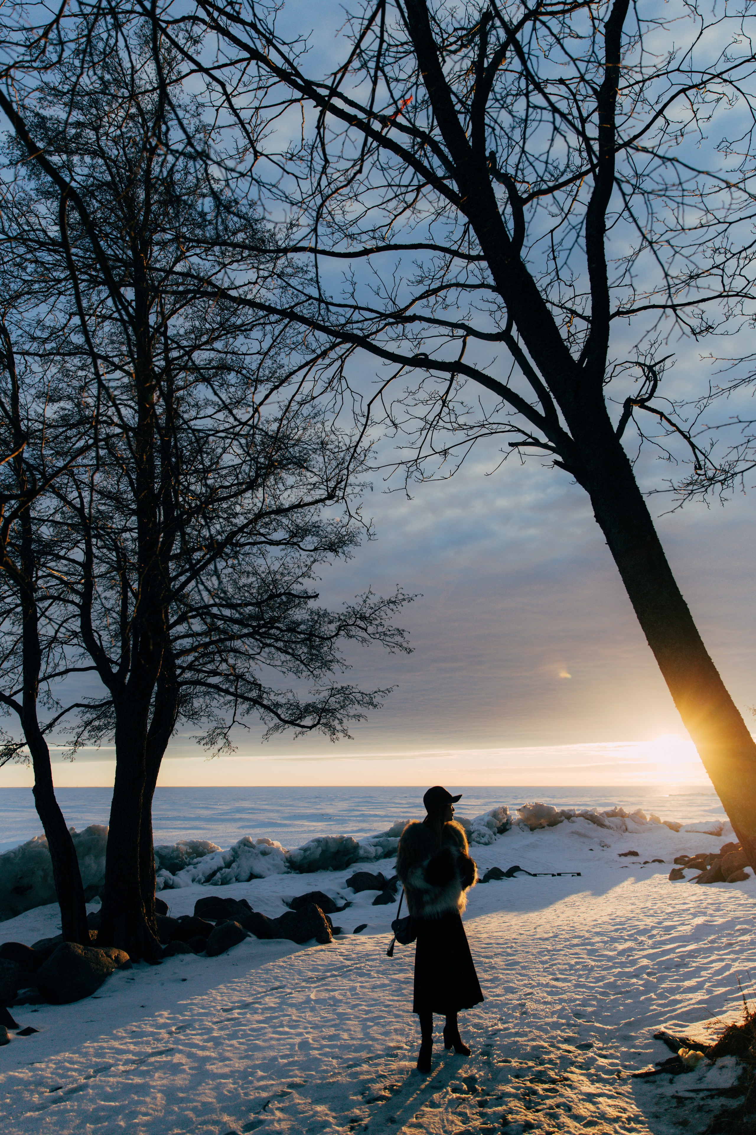 Девушка на берегу Финского залива на закате портрет