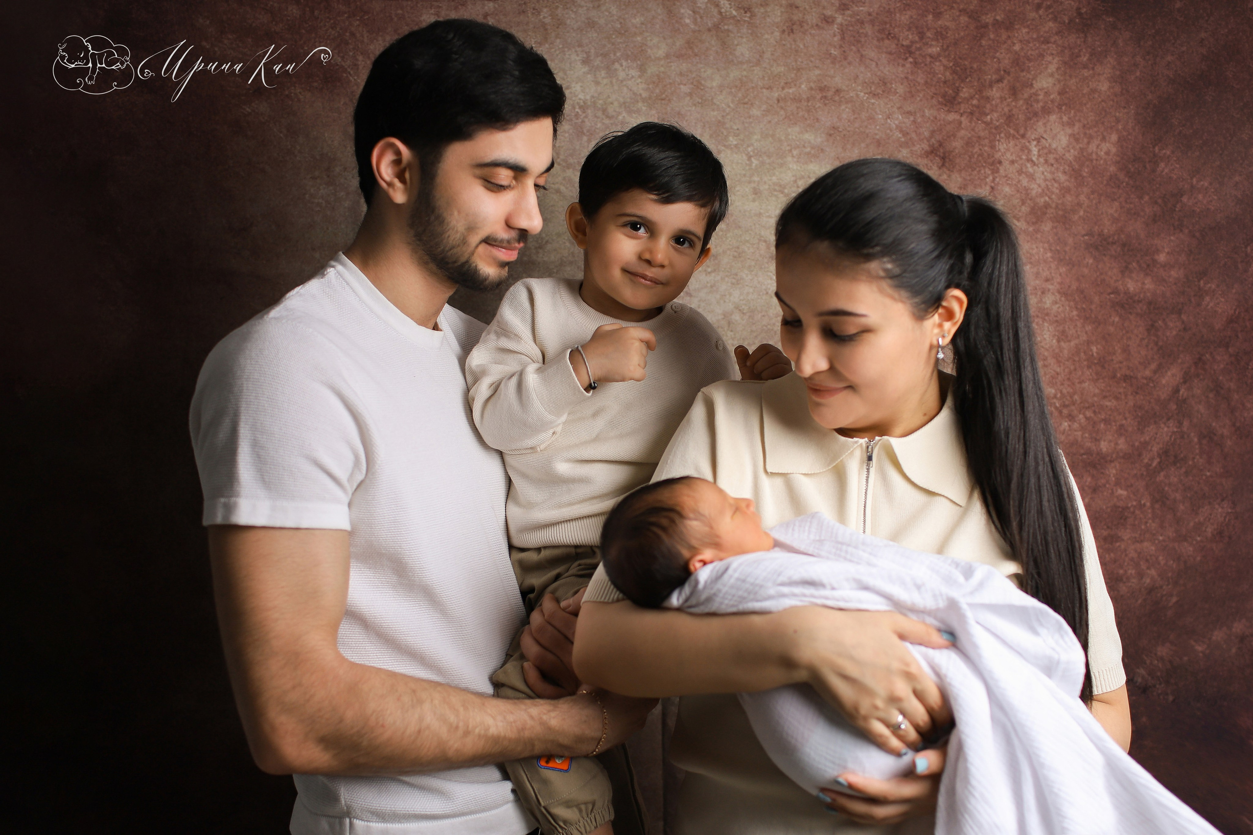 Новорожденные фото с родителями. Ирина Кан Фотограф новорожденных в Екатеринбурге