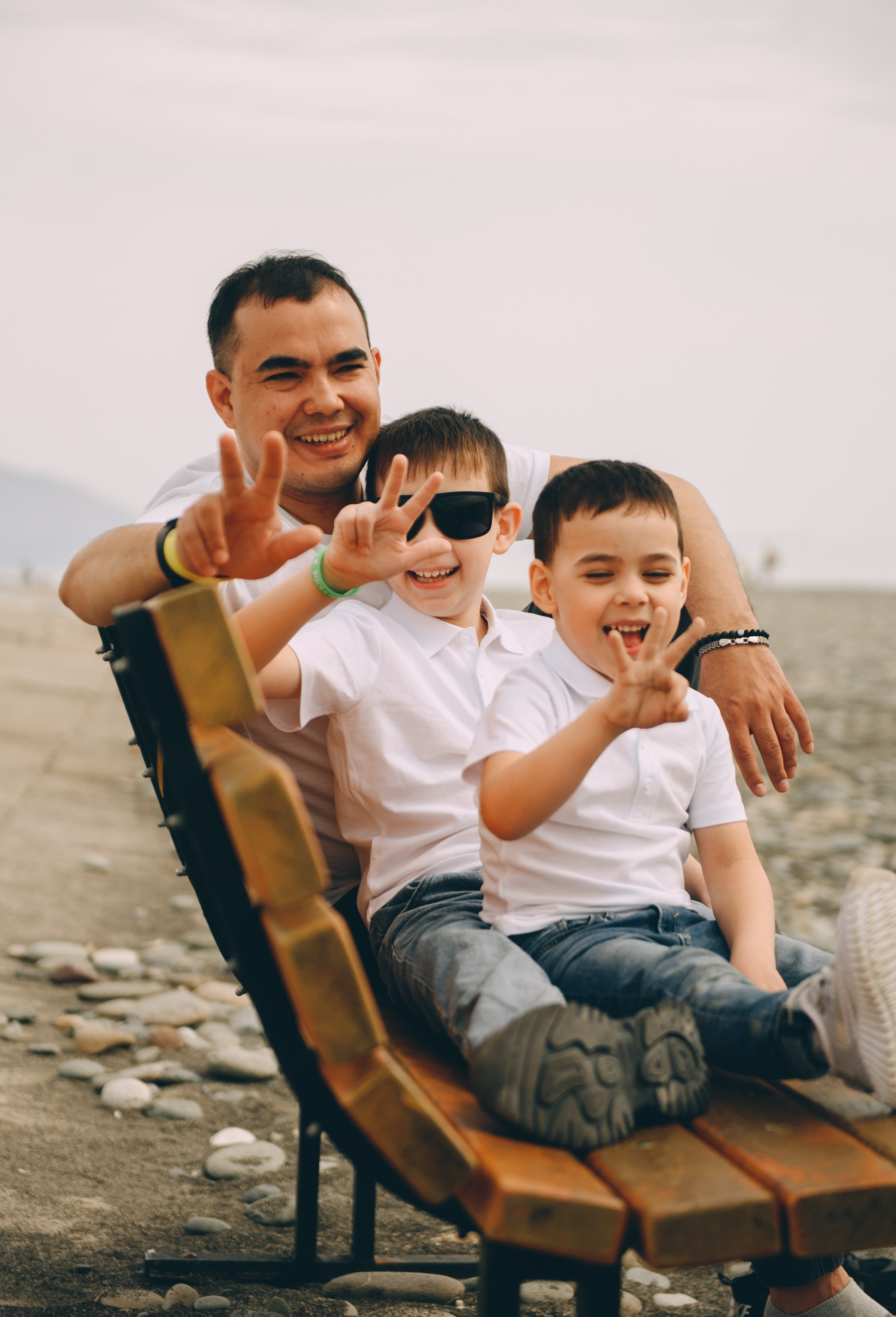 Отец-герой с двумя сыновьями непоседами. Свадебный и семейный фотограф София Невская