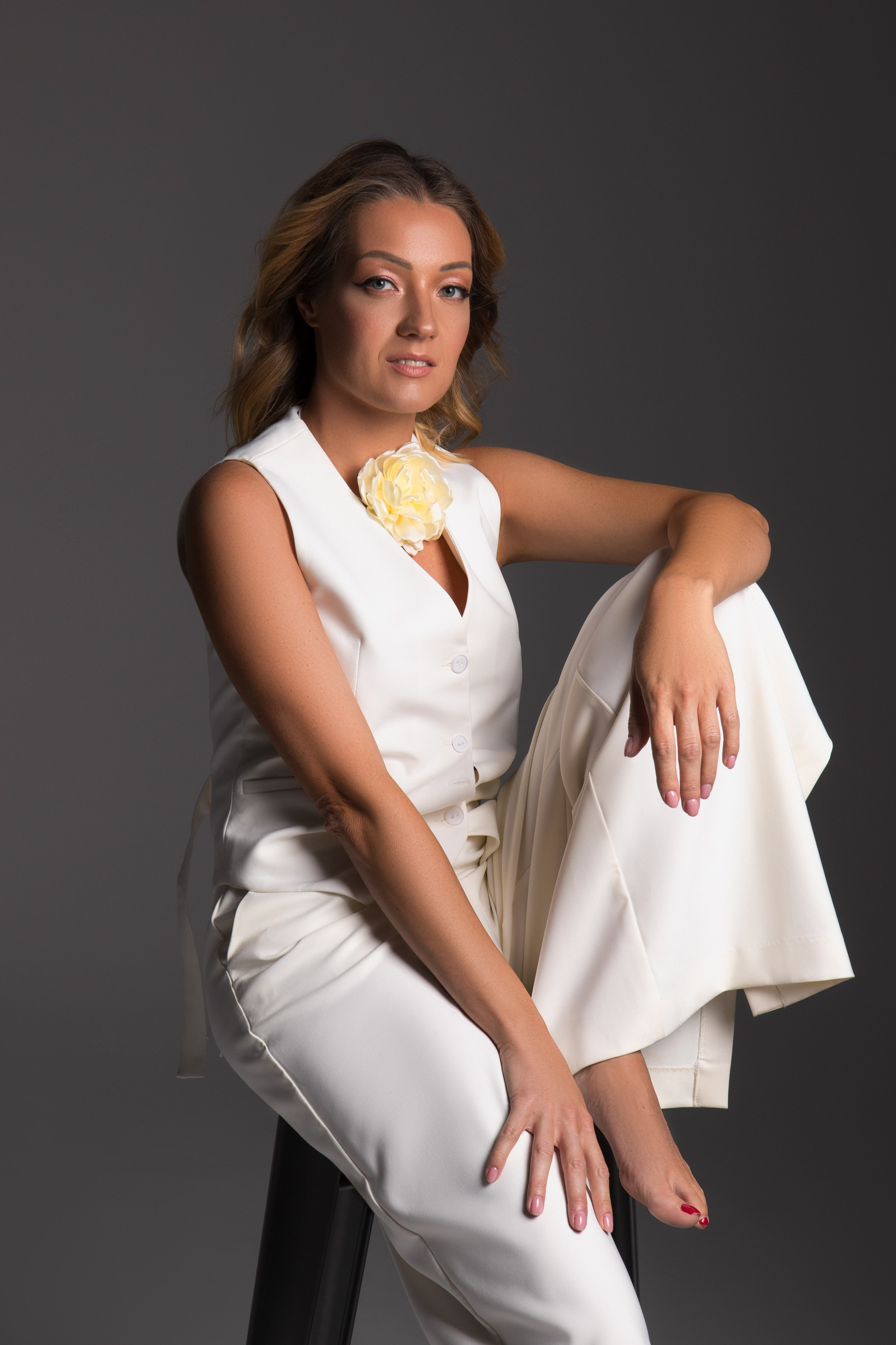 Фотосессия в Москве! Женский портрет. Все включено. Готовые образы. Помощь визажиста и стилиста. Фотосессия в стиле минимализм. Фотосессии в студиях Москвы с циклорамой. Фотосессия женского портрета идеи образов и позирования.