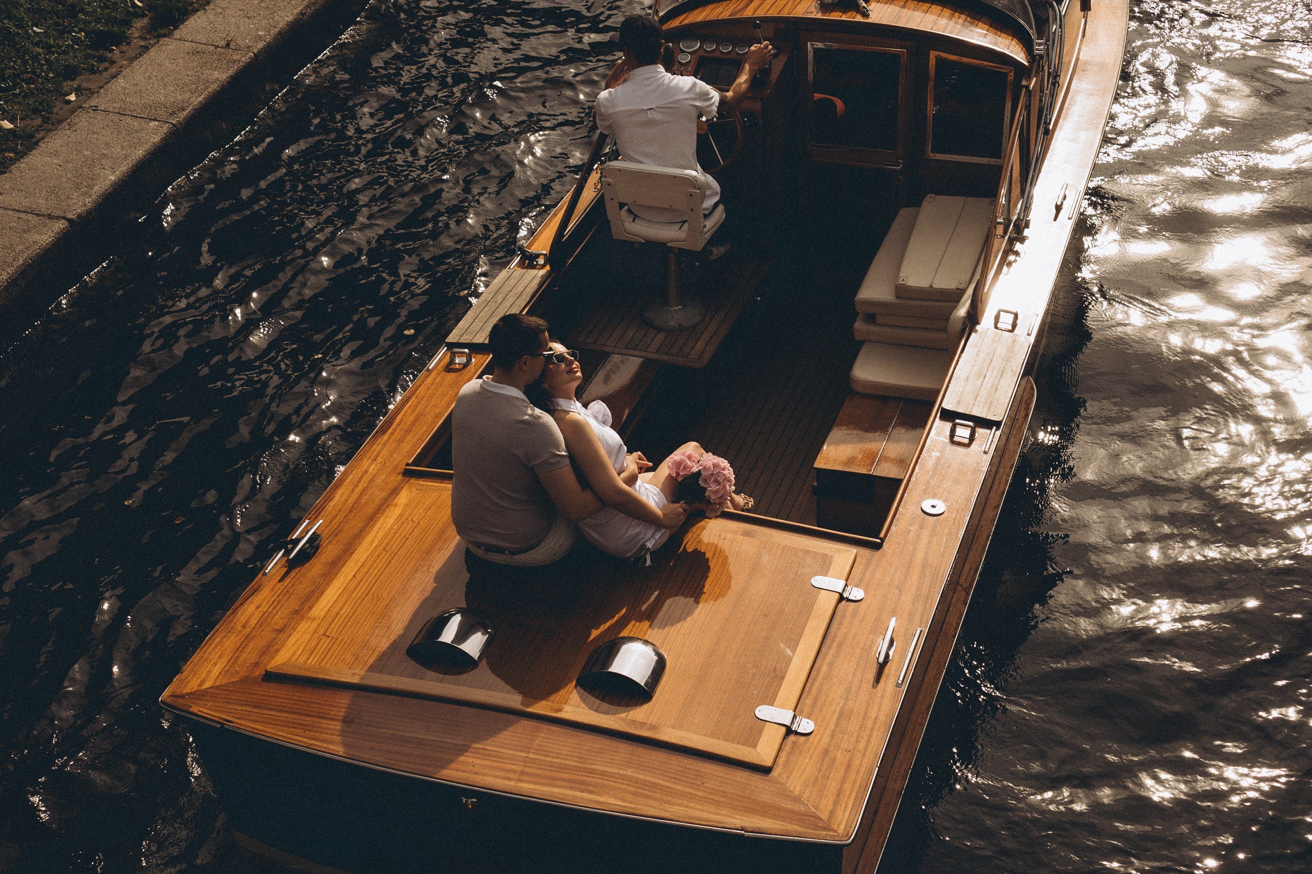 СВАДЕНБНАЯ СЬЕМКА НА КАТЕРЕ ПО КАНАЛАМ САНКТ-ПЕТЕРБУРГА И В АКВАТОРИИ НЕВЫ. Профессиональный фотограф, Санкт-Петербург — Виктория Богомолова