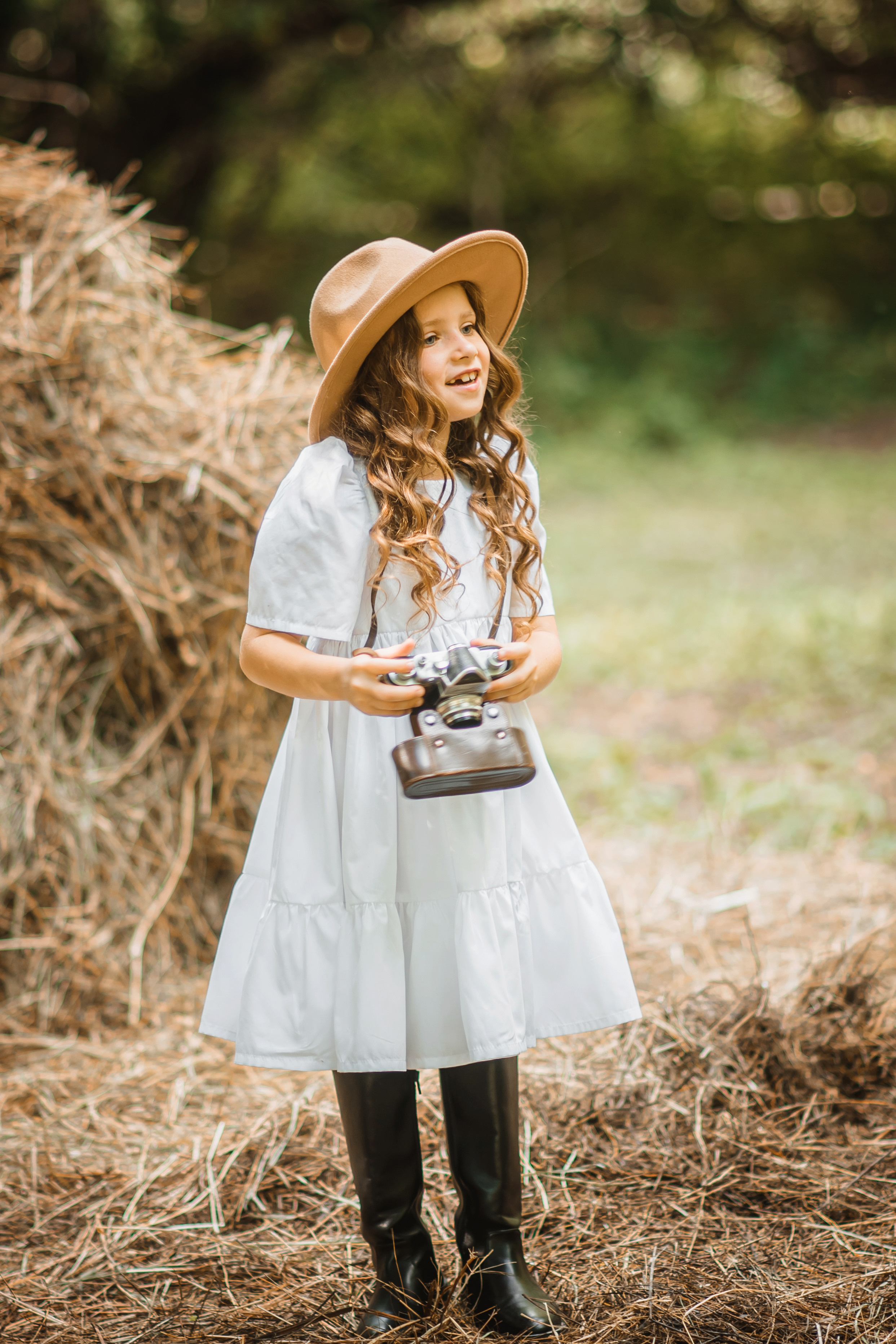 Маленькая любительница фотограф. Семейный и детский фотограф в Новосибирске Доронина Ольга