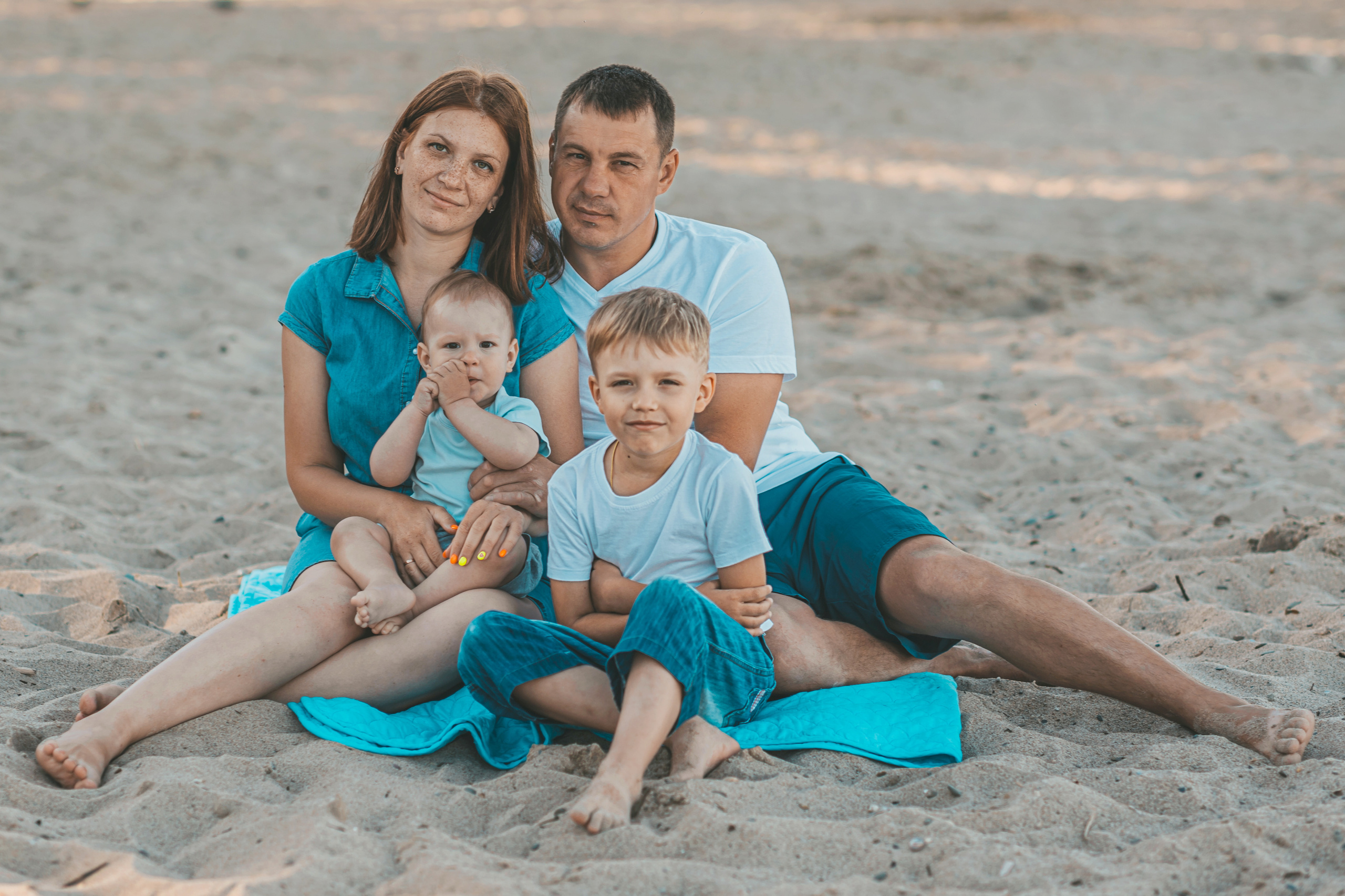 Семейные на пляже. Семейный и детский фотограф в Новосибирске Доронина Ольга