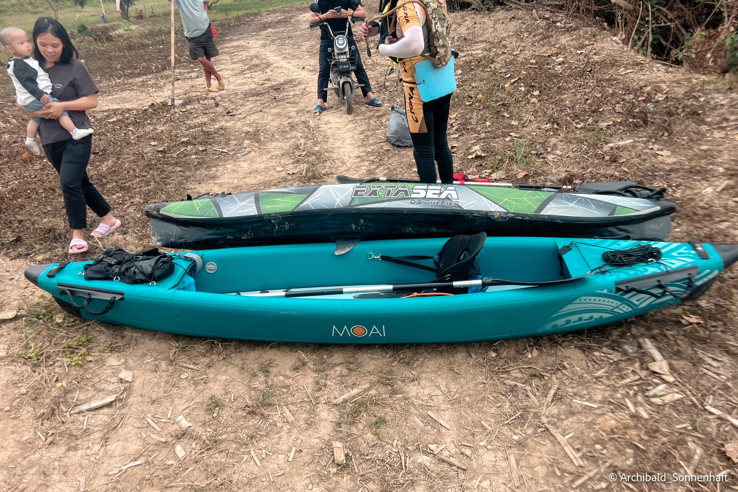 Weekend kayaking trip. Photographer in Guangzhou, China. Archibald Sonnenhaft