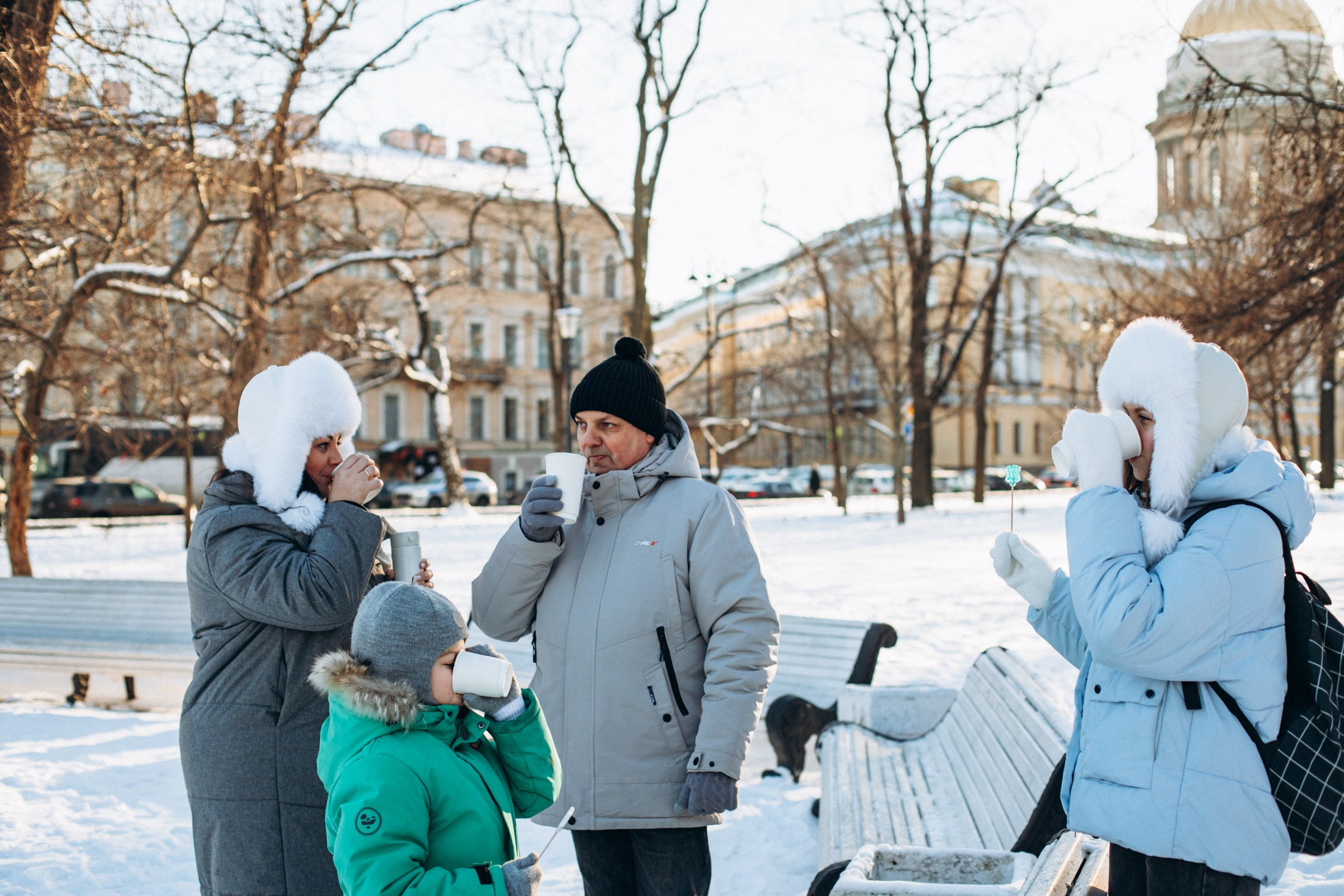 Анна с семьей в феврале. Фотопрогулка в Петербурге. Индивидуальный и семейный фотограф в Санкт-Петербурге