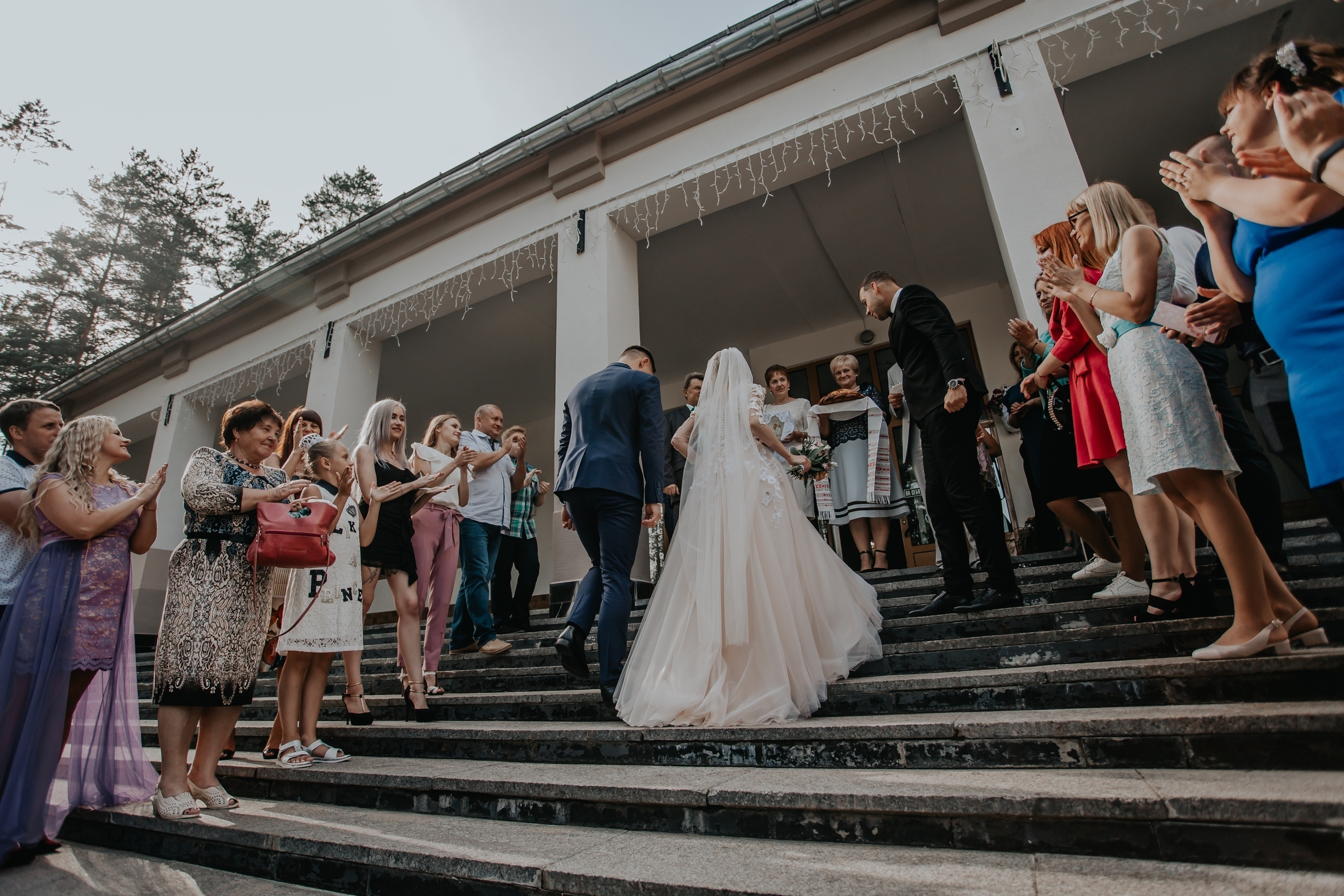 Фотосъёмка свадьбы за городом на берегу озера. Свадебный фотограф в Витебске Дмитрий Кувшинов