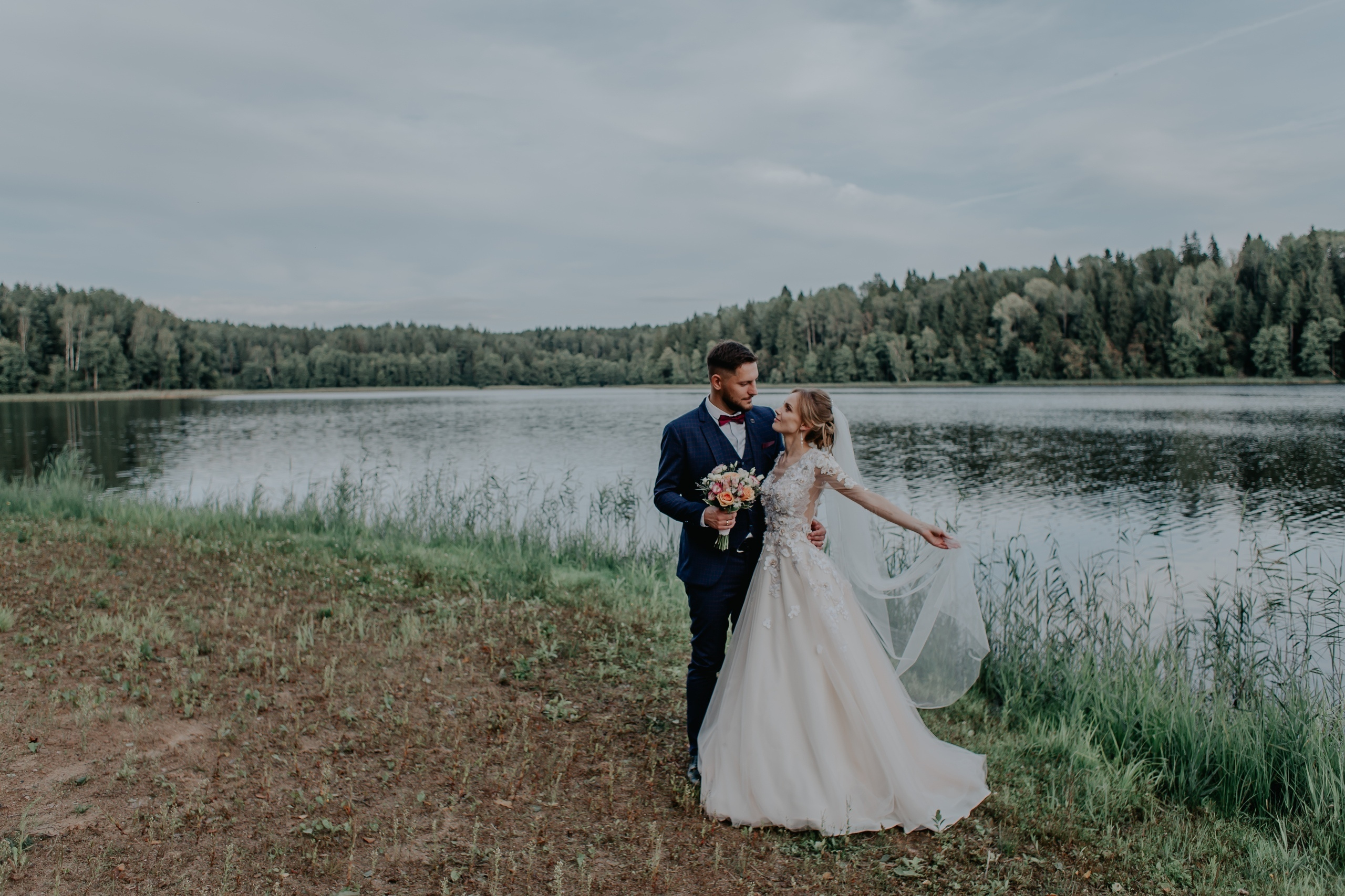 Фотосъёмка свадьбы за городом на берегу озера. Свадебный фотограф в Витебске Дмитрий Кувшинов