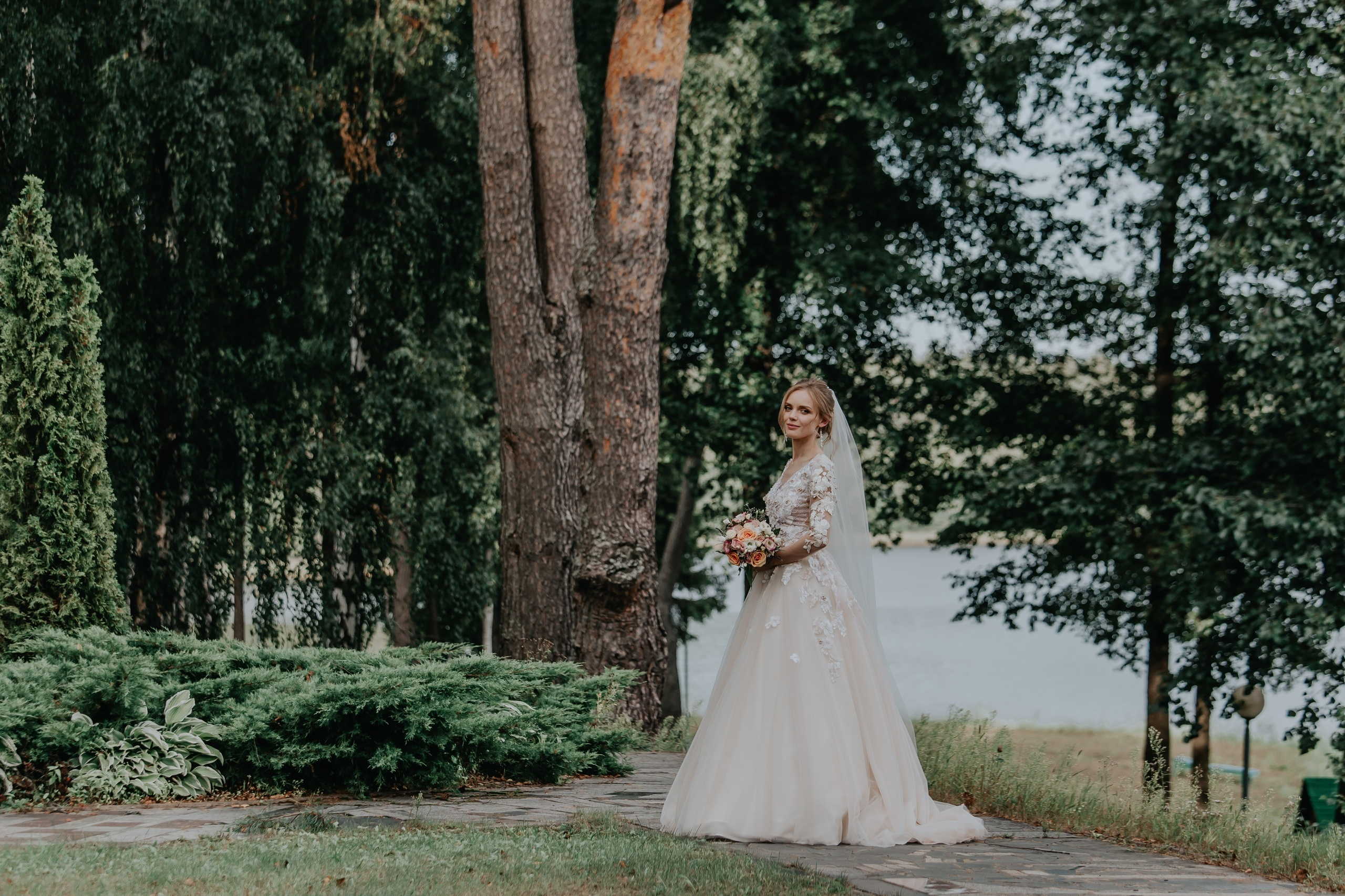 Фотосъёмка свадьбы за городом на берегу озера. Свадебный фотограф в Витебске Дмитрий Кувшинов