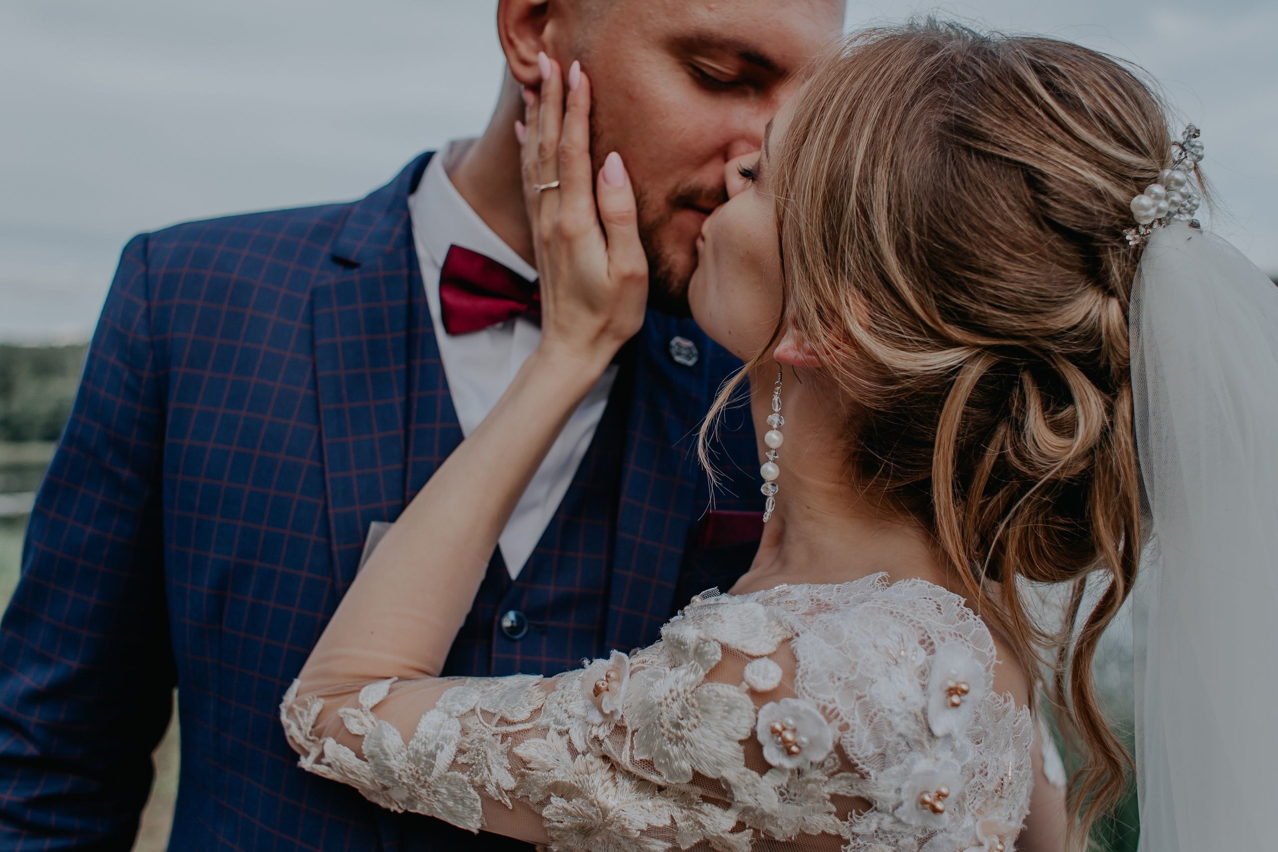 Фотосъёмка свадьбы за городом на берегу озера. Свадебный фотограф в Витебске Дмитрий Кувшинов