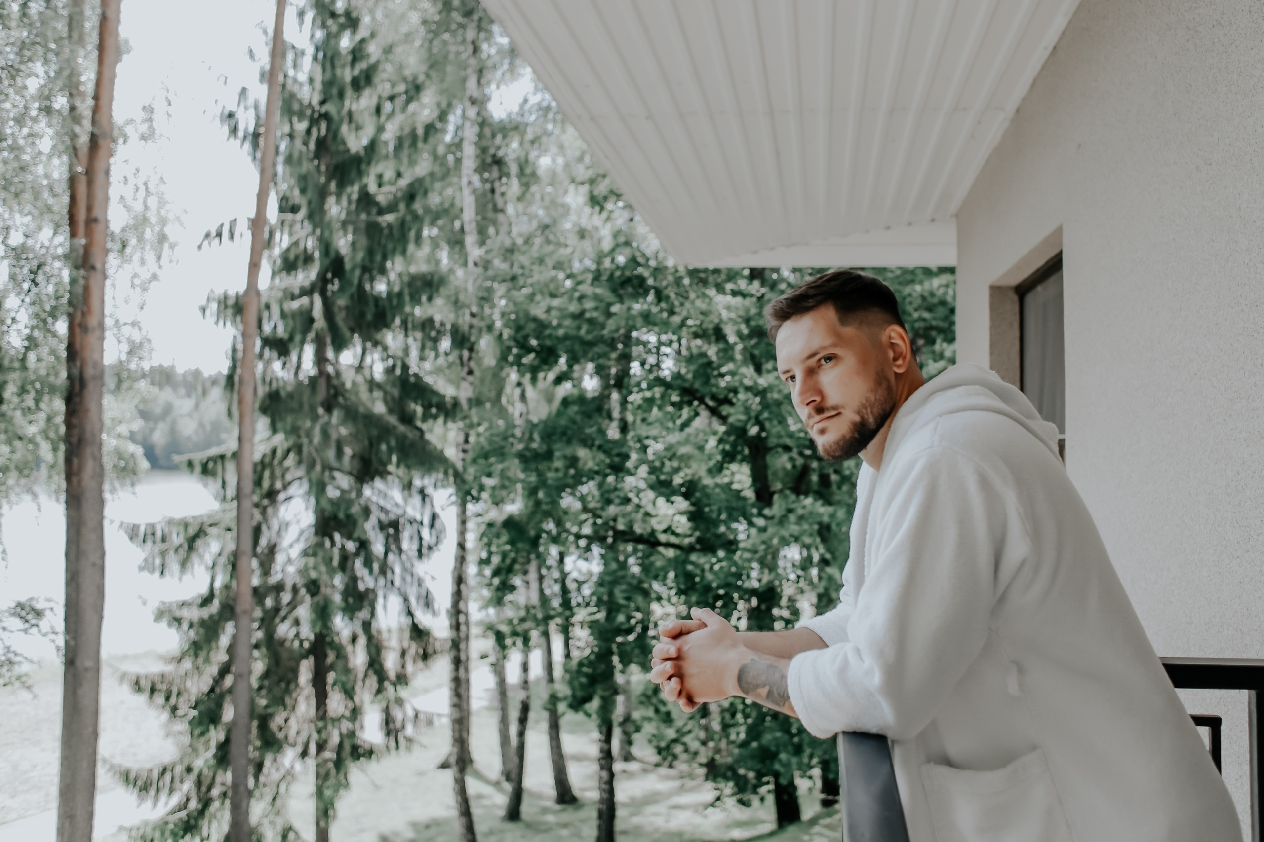 Фотосъёмка свадьбы за городом на берегу озера. Свадебный фотограф в Витебске Дмитрий Кувшинов