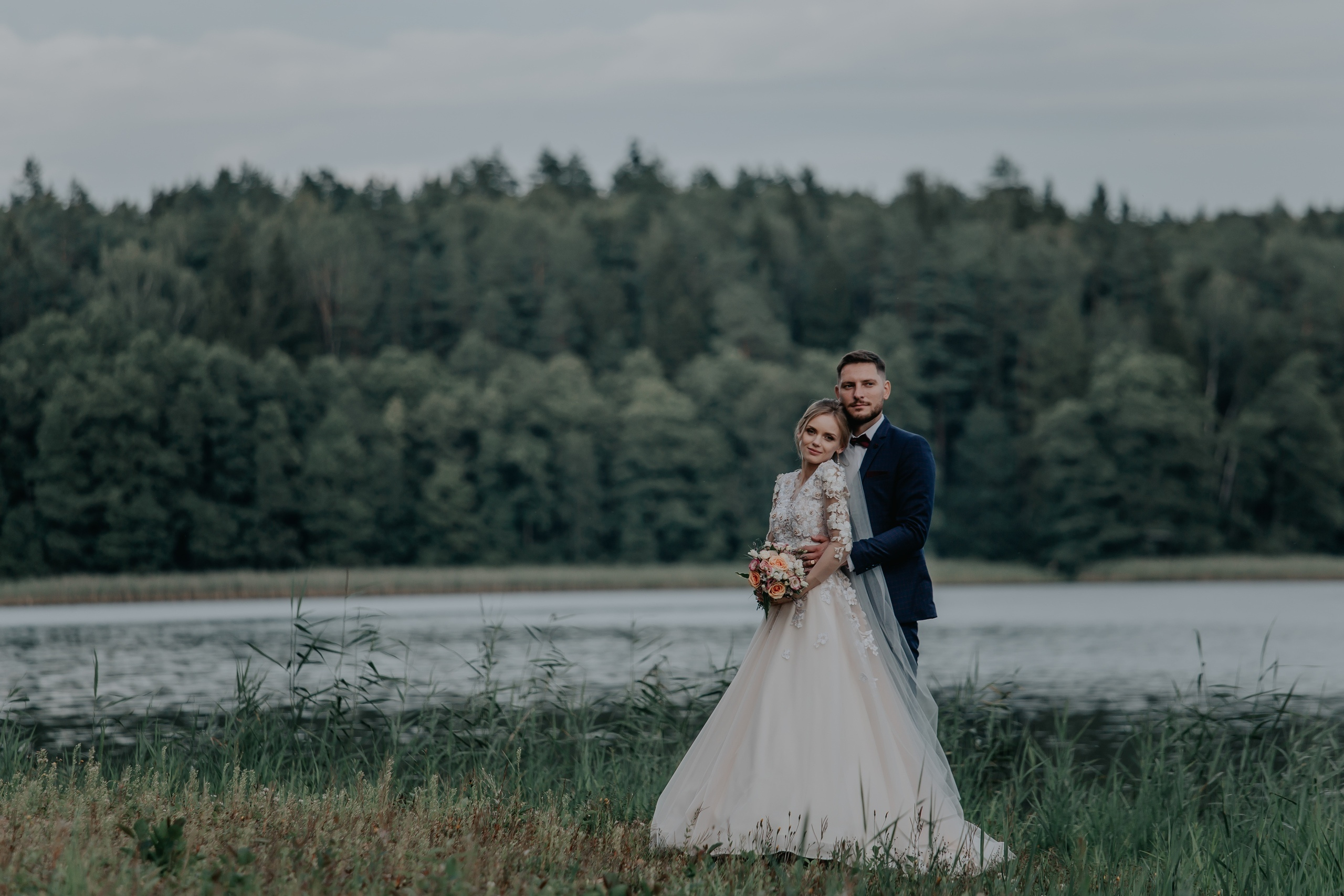 Фотосъёмка свадьбы за городом на берегу озера. Свадебный фотограф в Витебске Дмитрий Кувшинов