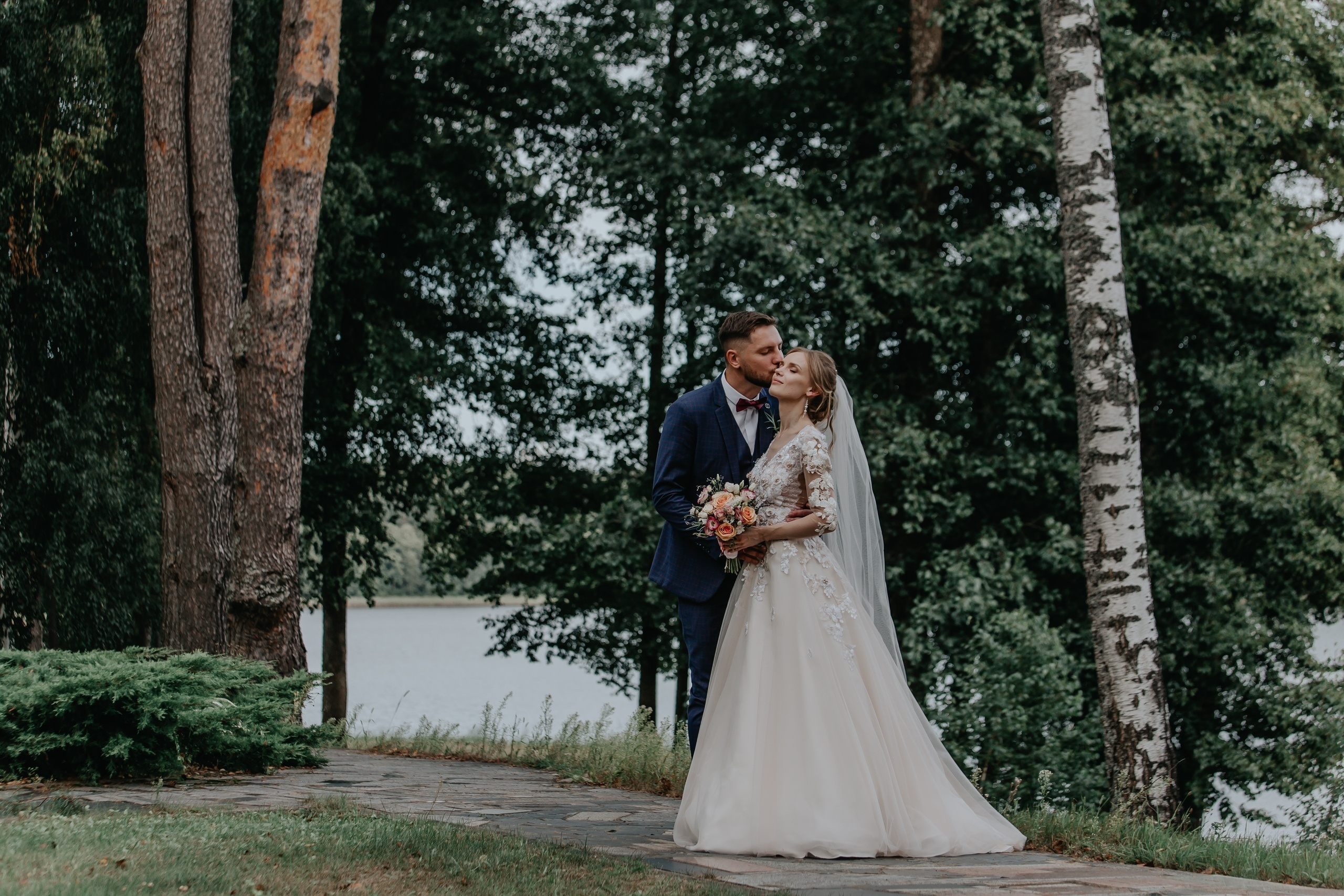 Фотосъёмка свадьбы за городом на берегу озера. Свадебный фотограф в Витебске Дмитрий Кувшинов