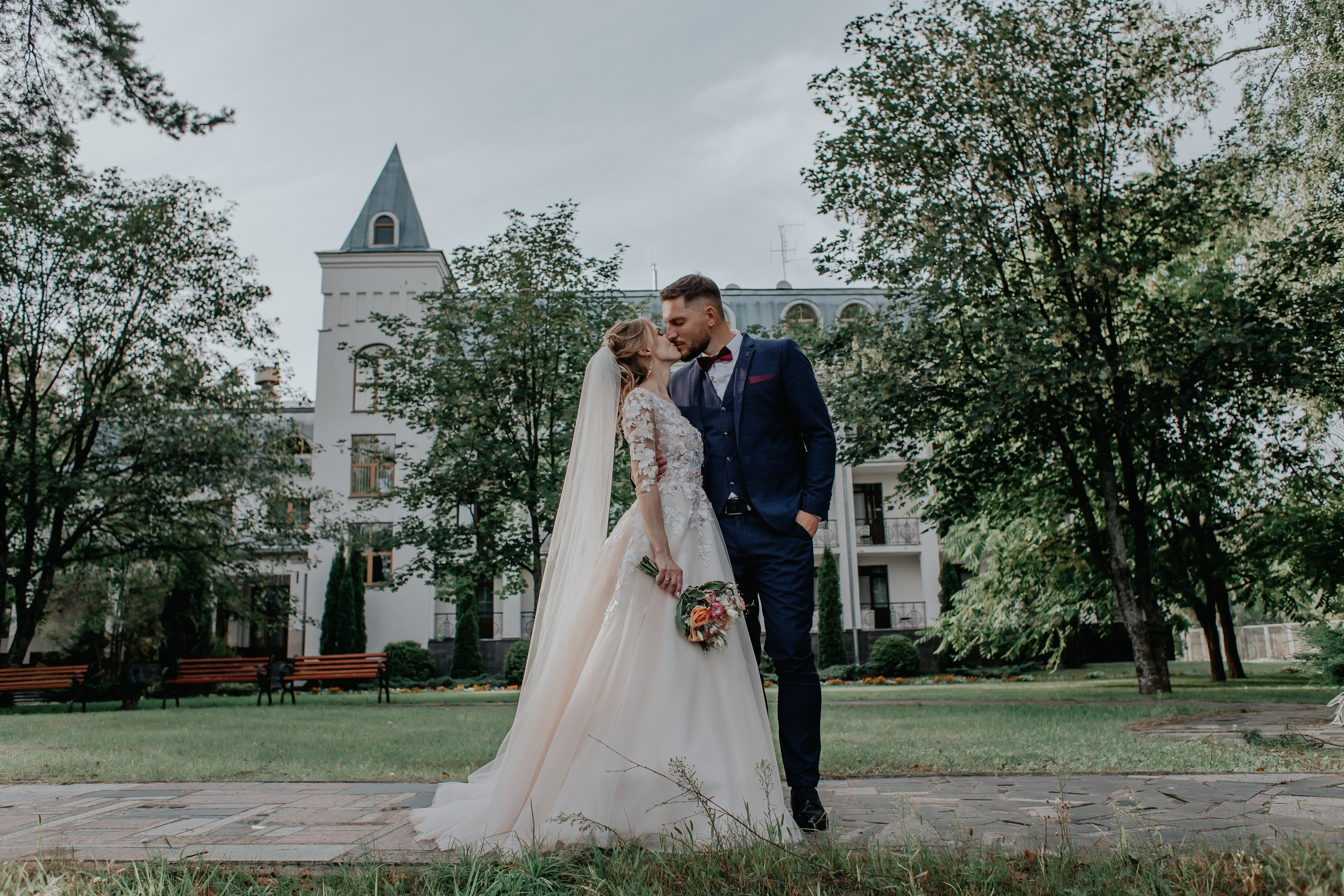 Фотосъёмка свадьбы за городом на берегу озера. Свадебный фотограф в Витебске Дмитрий Кувшинов