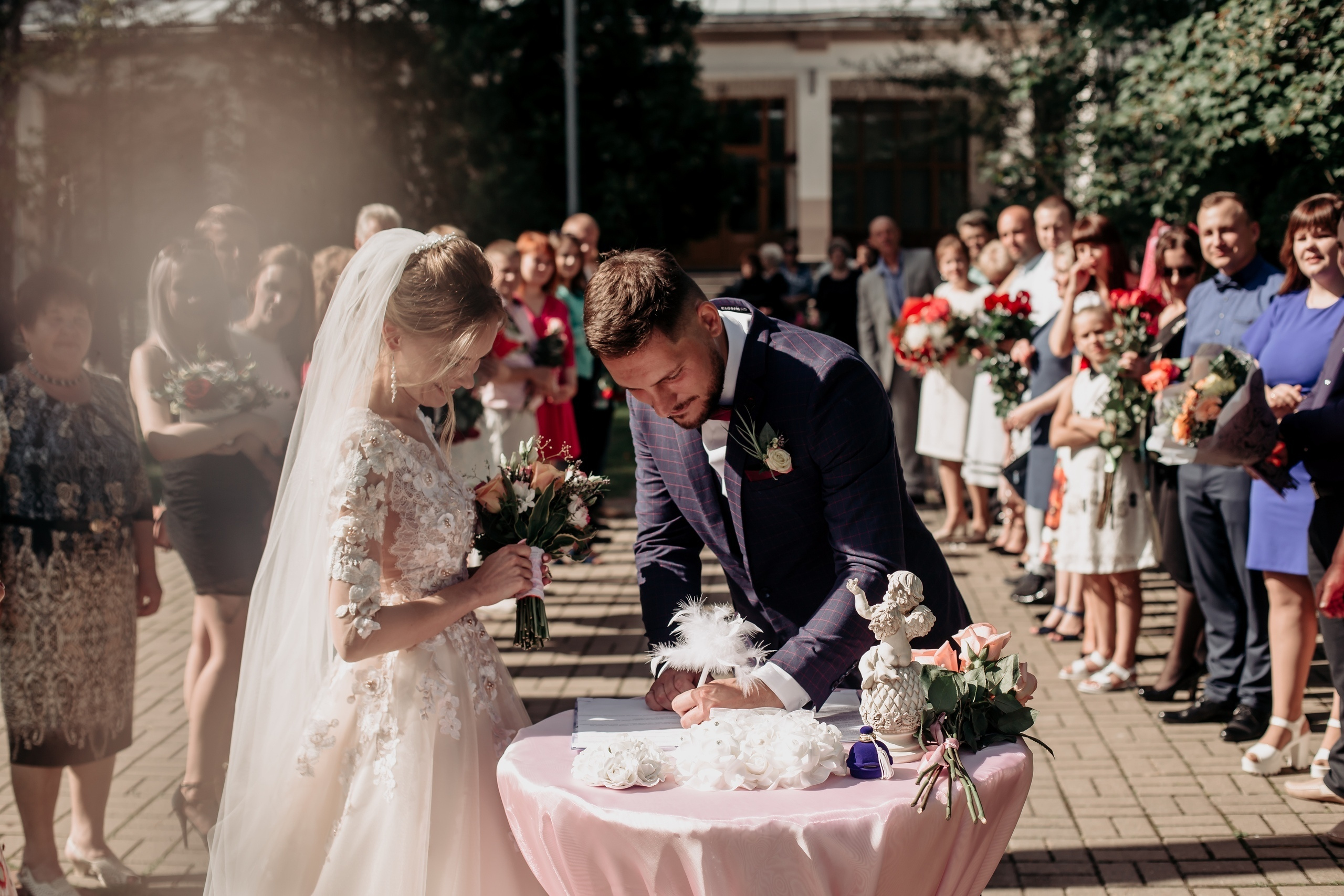 Фотосъёмка свадьбы за городом на берегу озера. Свадебный фотограф в Витебске Дмитрий Кувшинов