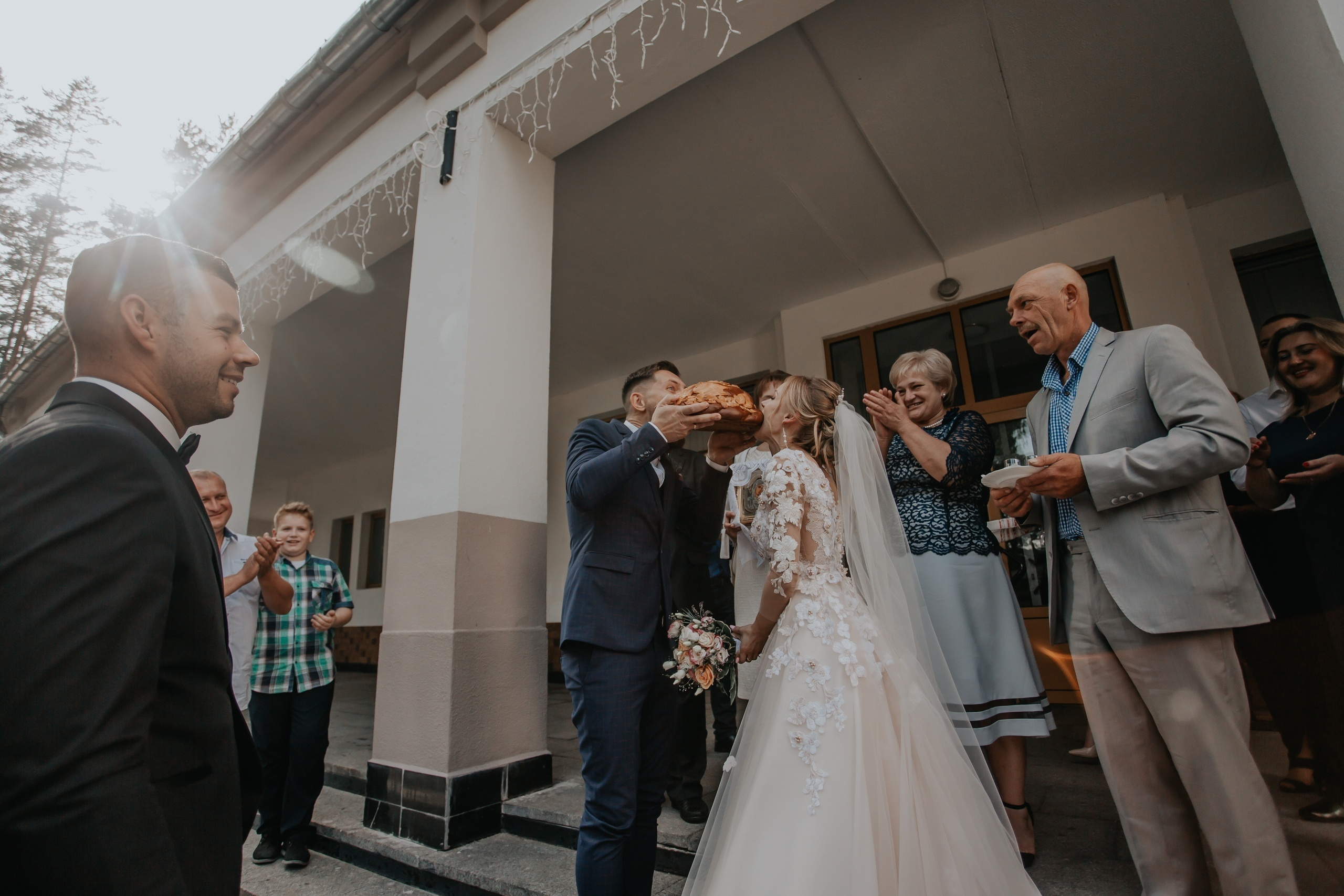 Фотосъёмка свадьбы за городом на берегу озера. Свадебный фотограф в Витебске Дмитрий Кувшинов