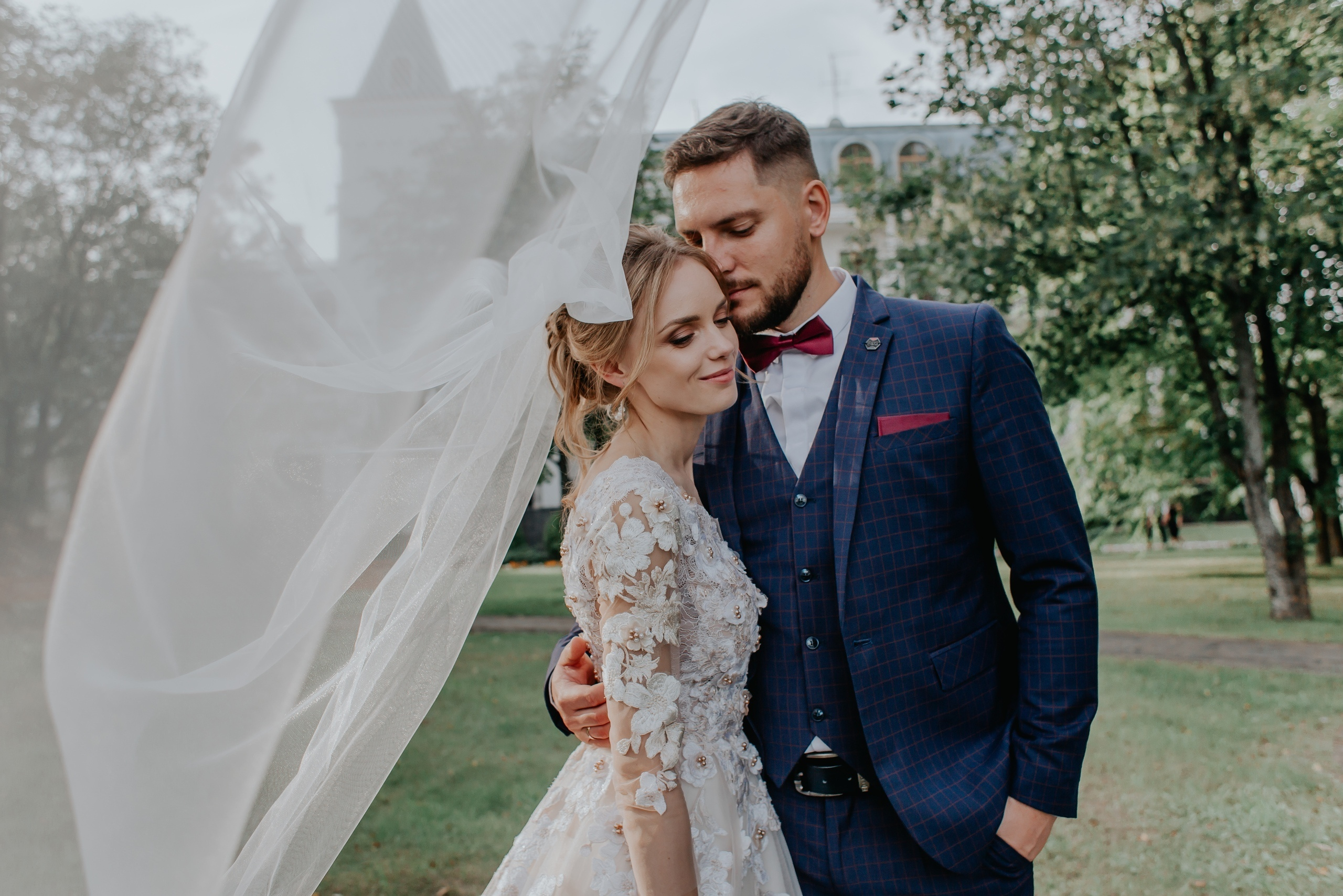 Фотосъёмка свадьбы за городом на берегу озера. Свадебный фотограф в Витебске Дмитрий Кувшинов