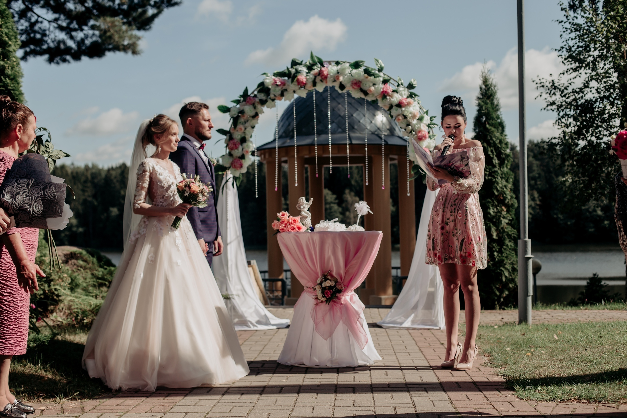 Фотосъёмка свадьбы за городом на берегу озера. Свадебный фотограф в Витебске Дмитрий Кувшинов