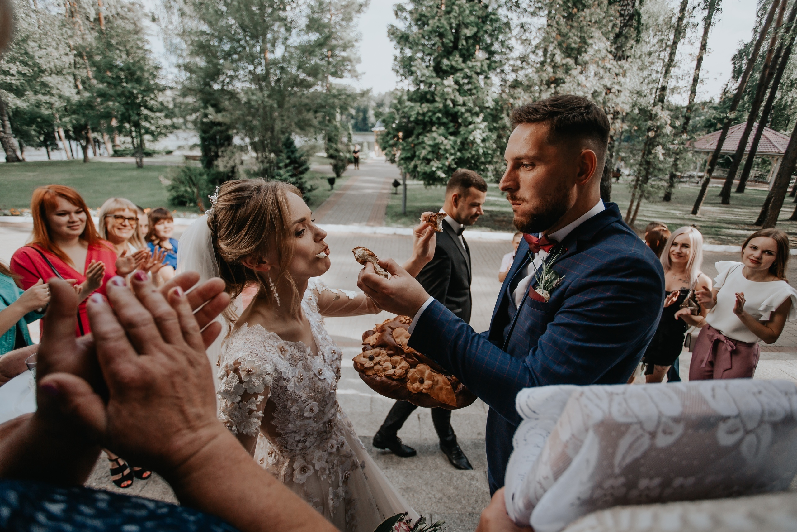 Фотосъёмка свадьбы за городом на берегу озера. Свадебный фотограф в Витебске Дмитрий Кувшинов