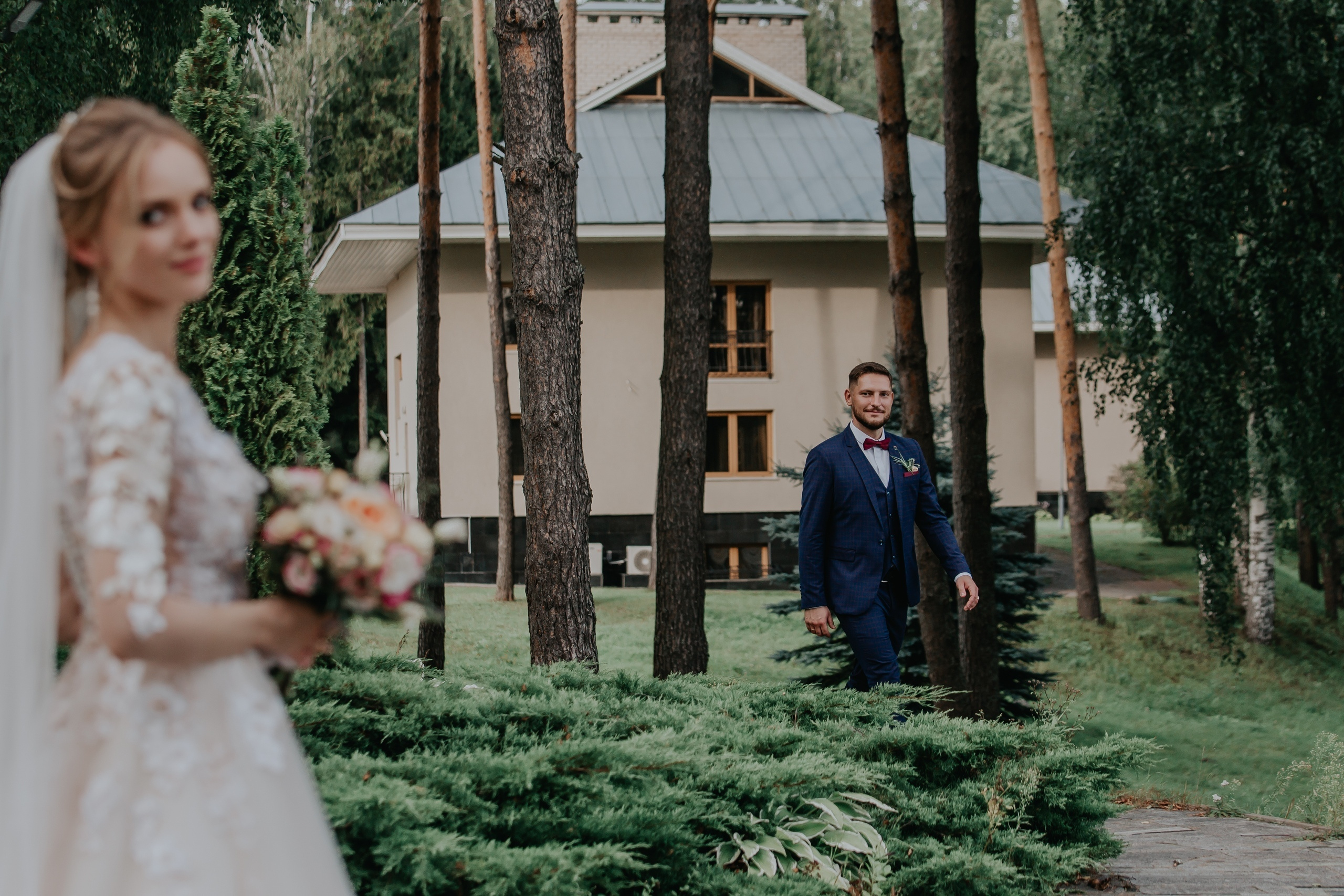 Фотосъёмка свадьбы за городом на берегу озера. Свадебный фотограф в Витебске Дмитрий Кувшинов