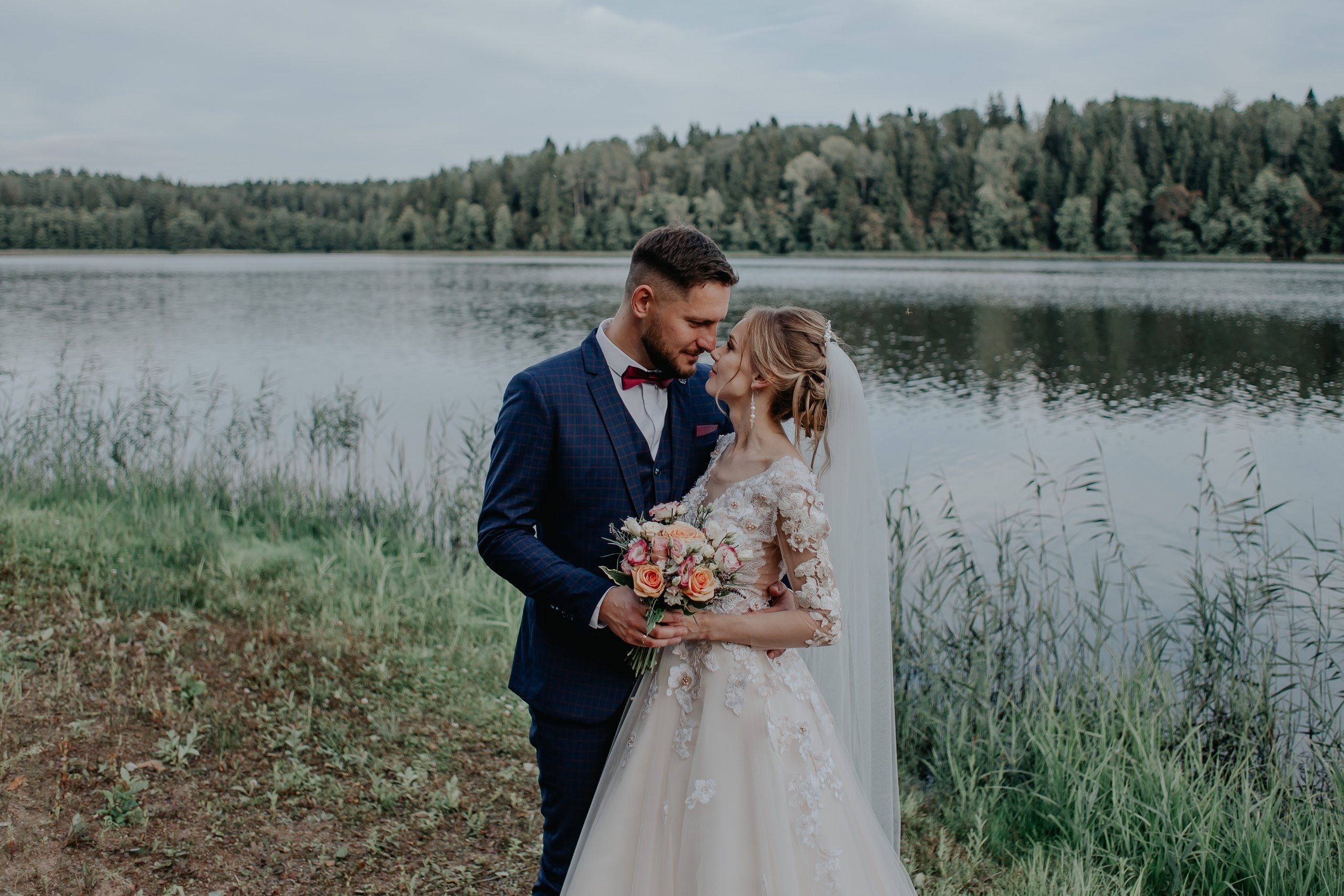 Фотосъёмка свадьбы за городом на берегу озера. Свадебный фотограф в Витебске Дмитрий Кувшинов