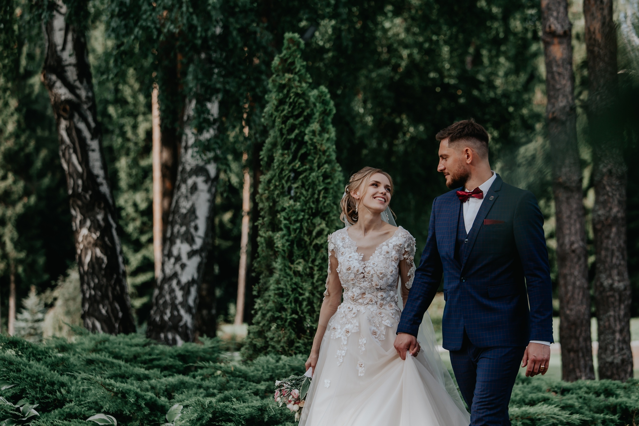 Фотосъёмка свадьбы за городом на берегу озера. Свадебный фотограф в Витебске Дмитрий Кувшинов