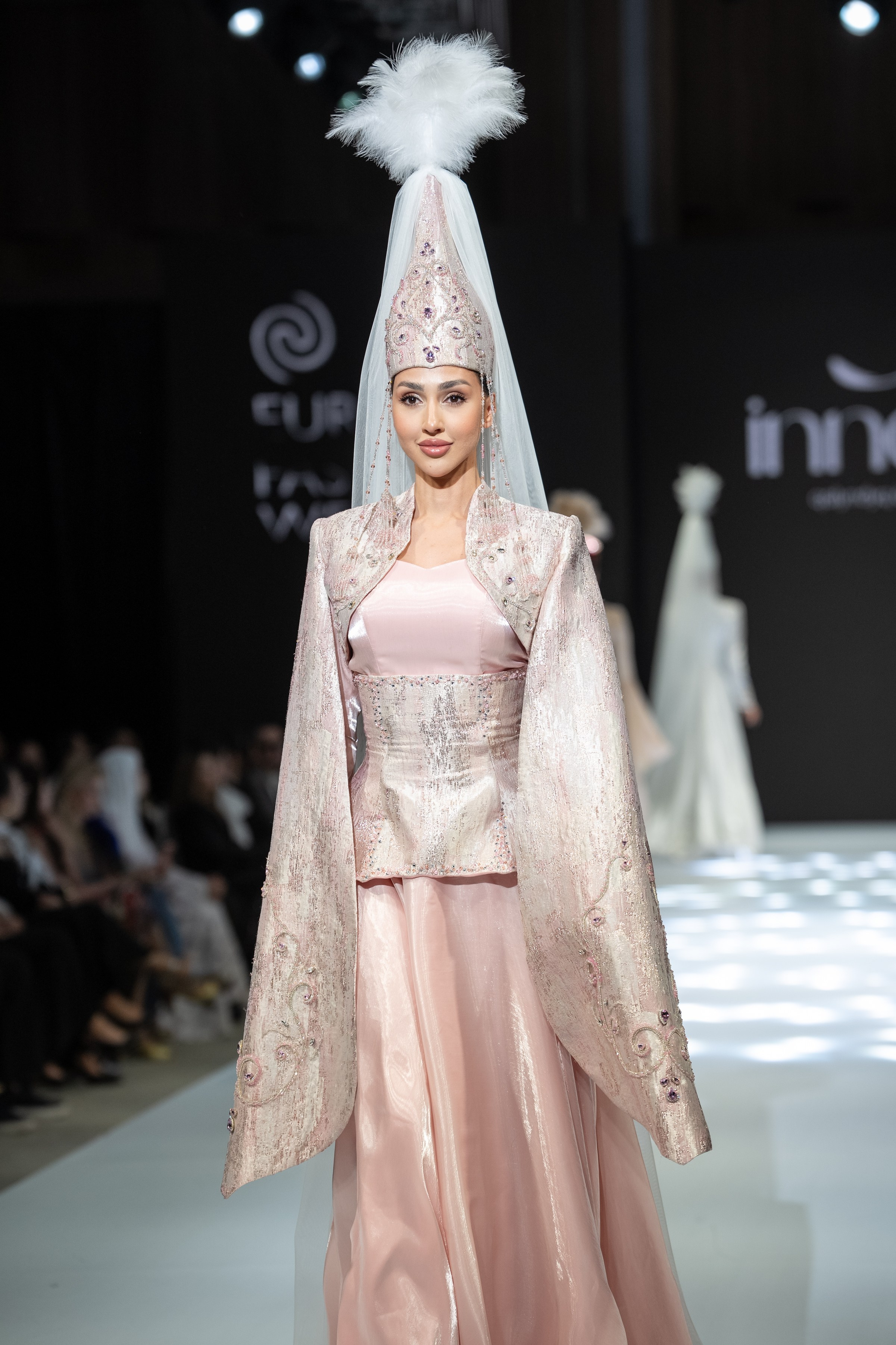 EURASIAN FASHION WEEK Innes. Сайт Алматинского НЮ АРТ, будуар и фэшн фотографа Дениса Карпенко