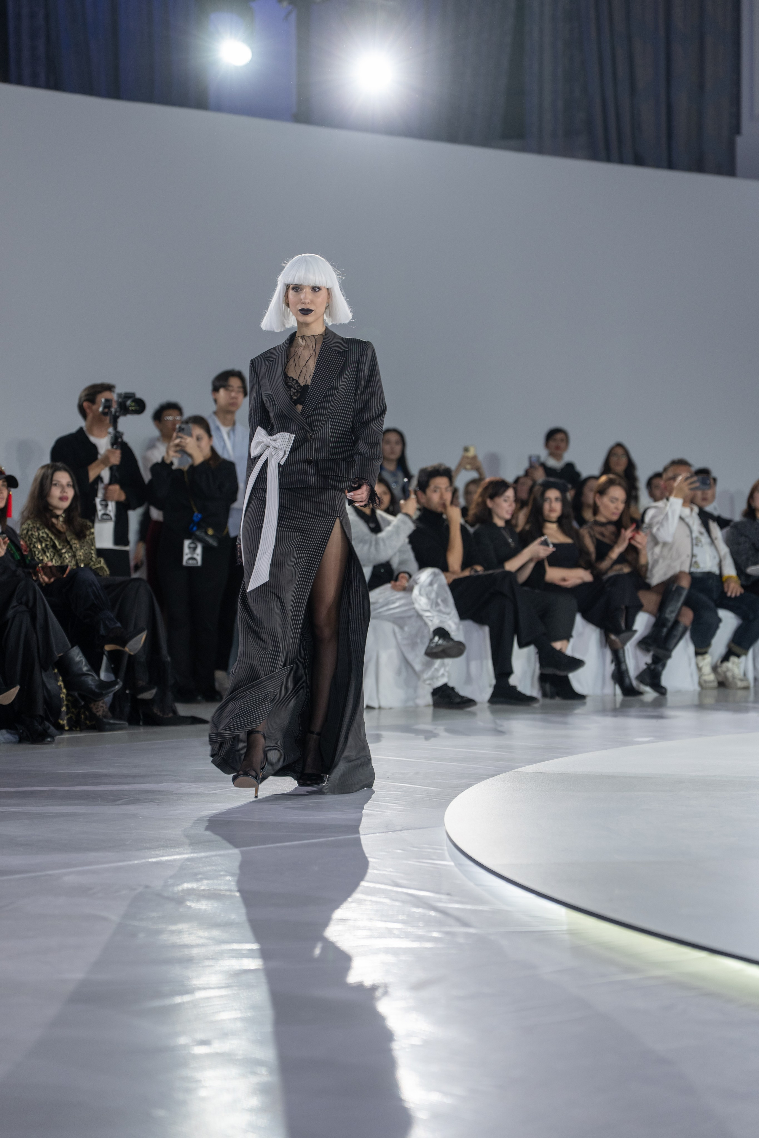 Дизайнер Umed Kuchkaliev. Сайт Алматинского НЮ АРТ, будуар и фэшн фотографа Дениса Карпенко