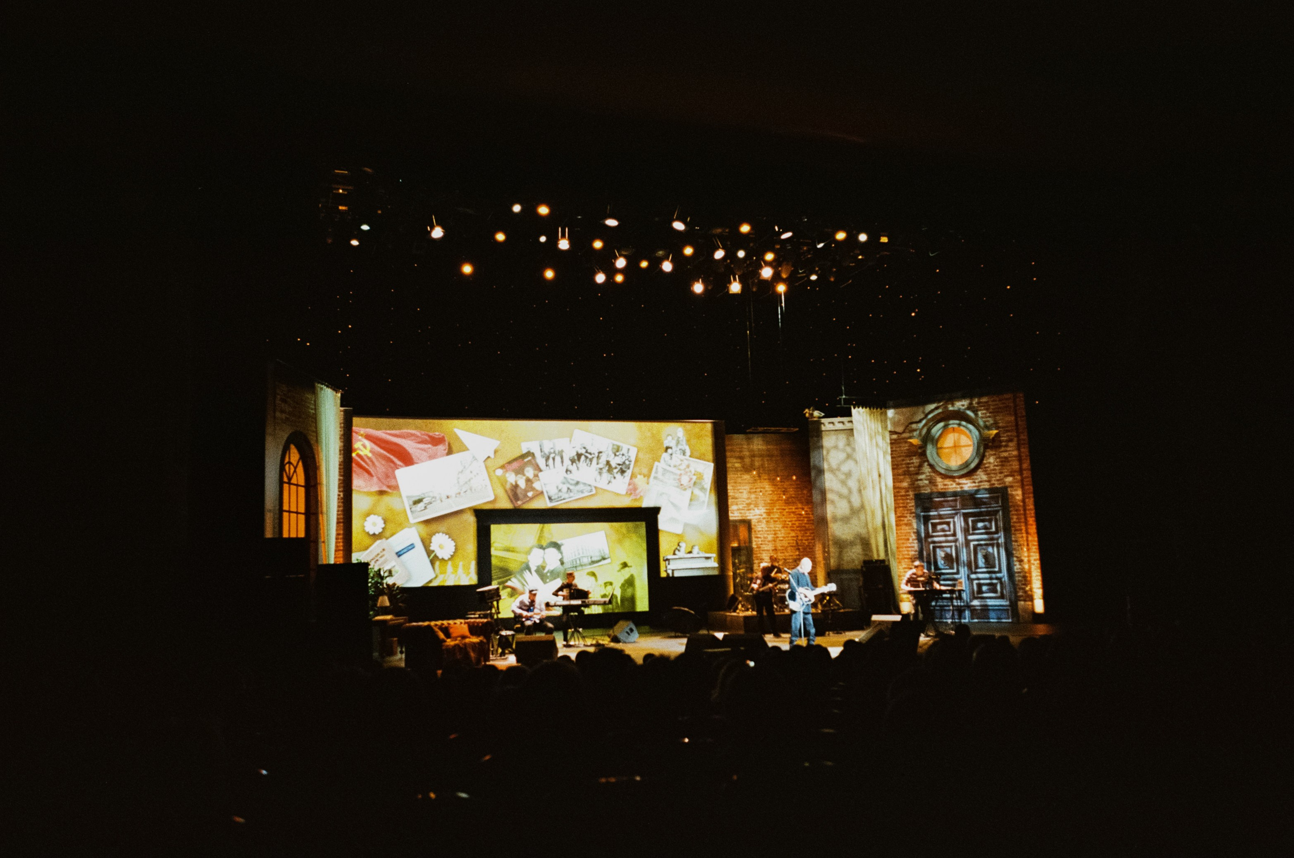 Осенние традиции. Пушкинский музей, театр Моссовета и концерт Розенбаума. Фотограф-документалист Мария Осокина