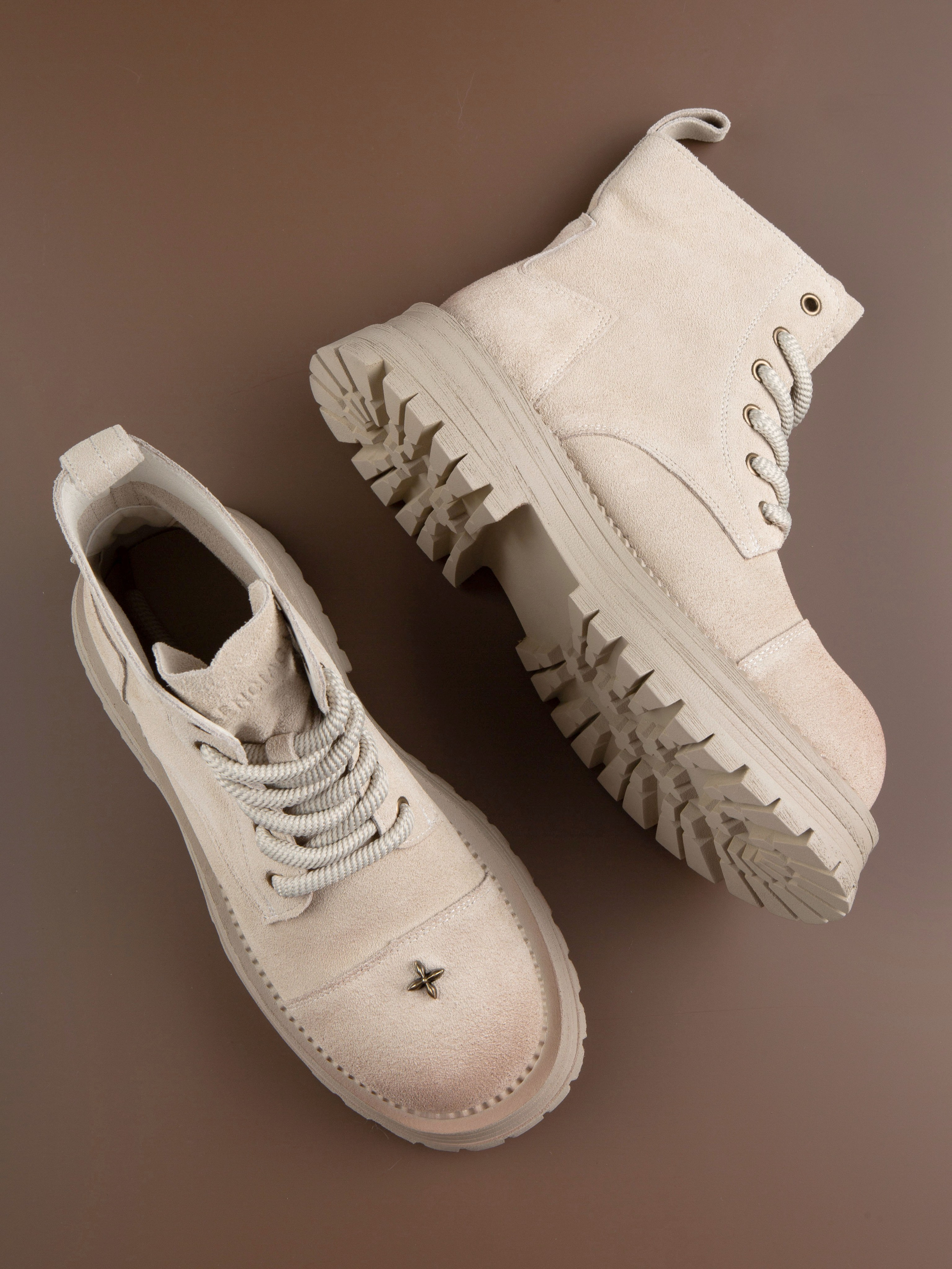 Обувь на цветных фонах. Фотограф Мария Кольцова