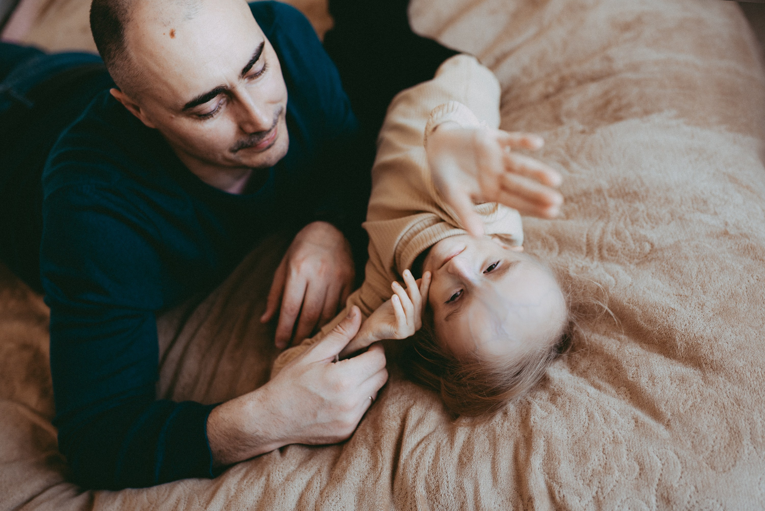 Необыкновенная девочка Маша с мамой Олей и папой Лешей. Семейный и детский фотограф в Новосибирске и Краснообске — Анна Ким