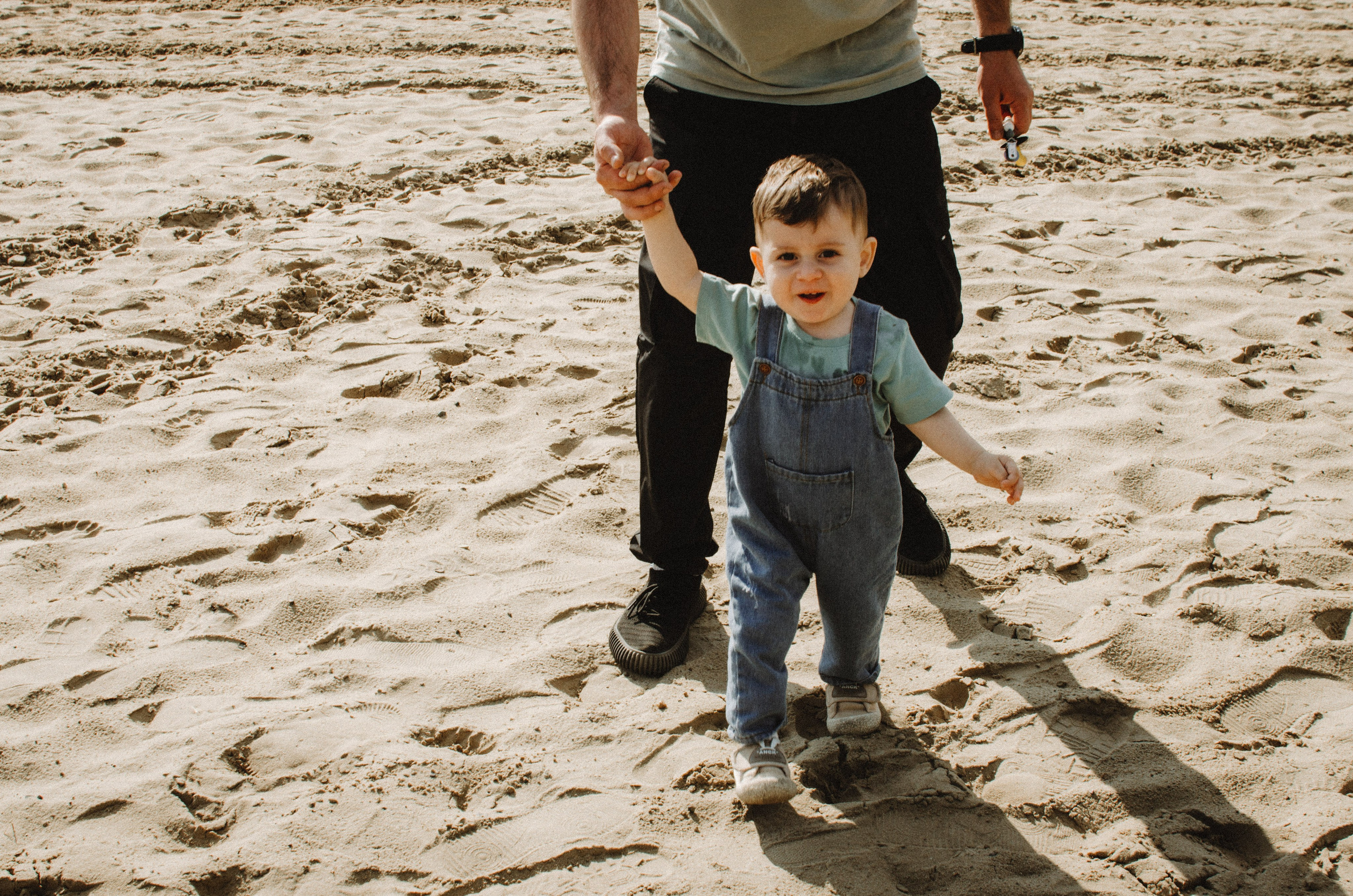 Адам с папой на пляже