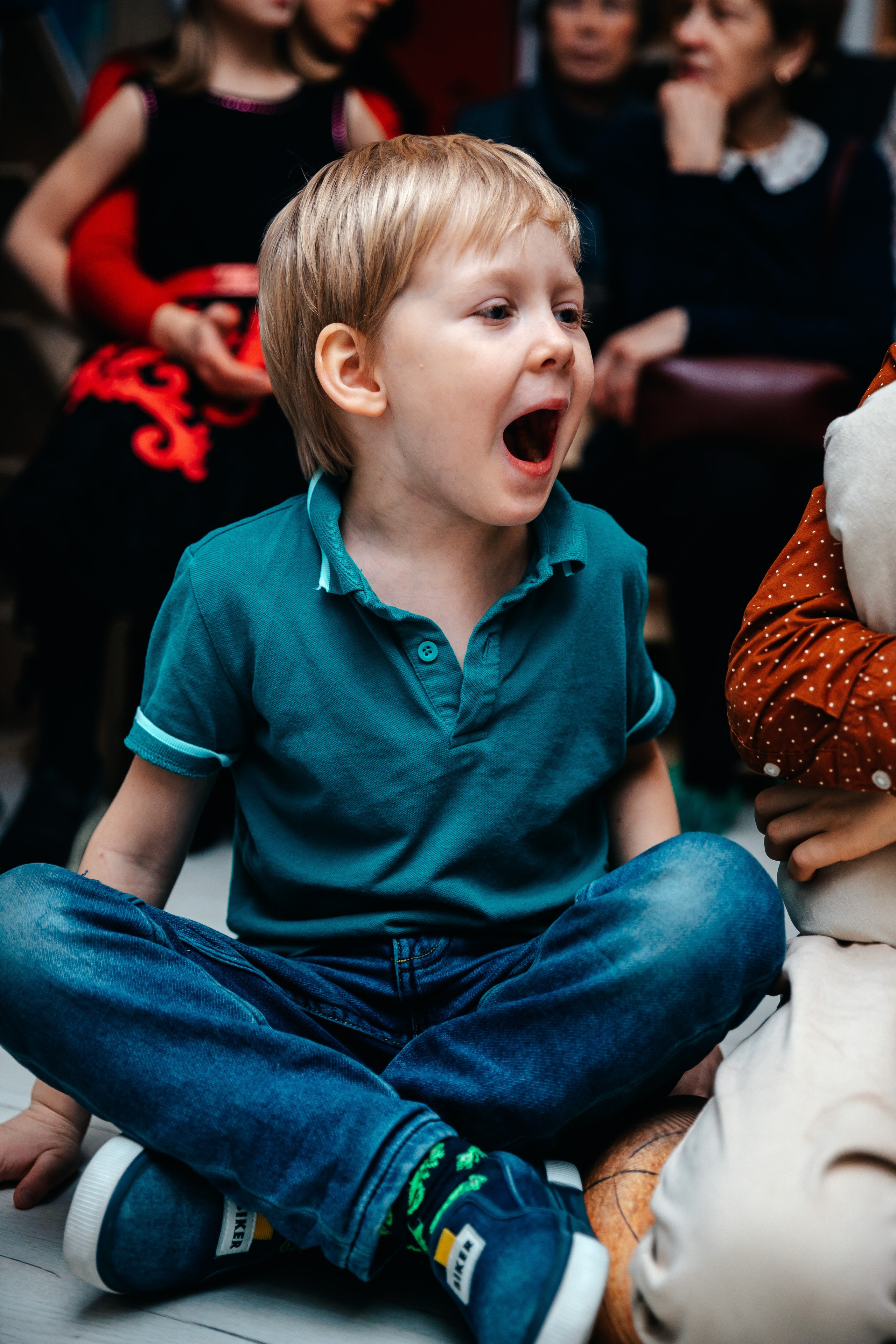 Новогодний утренник в Монтессори-школе. Семейный lifestyle фотограф в Санкт-Петербурге Людмила Пахомова